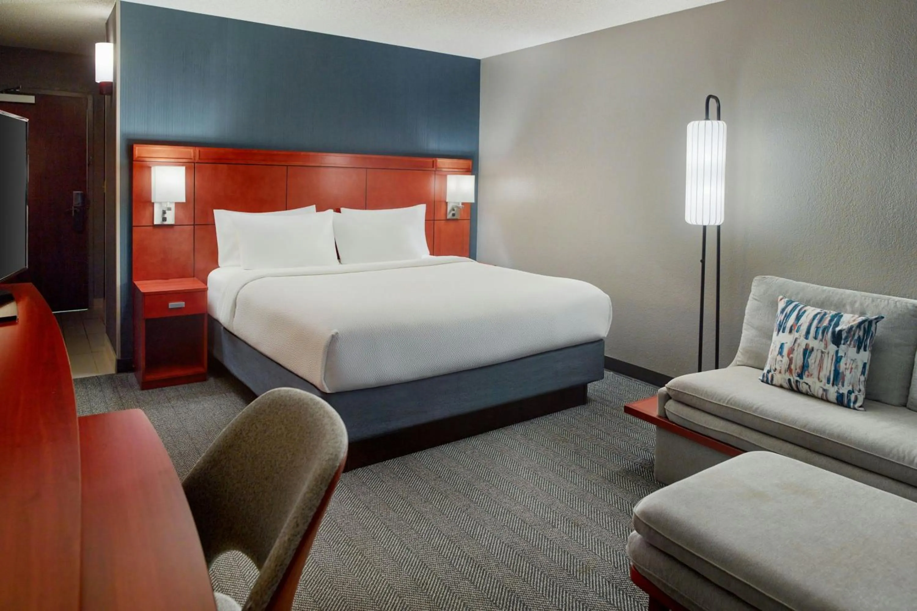Photo of the whole room, Bed in Courtyard by Marriott Frederick