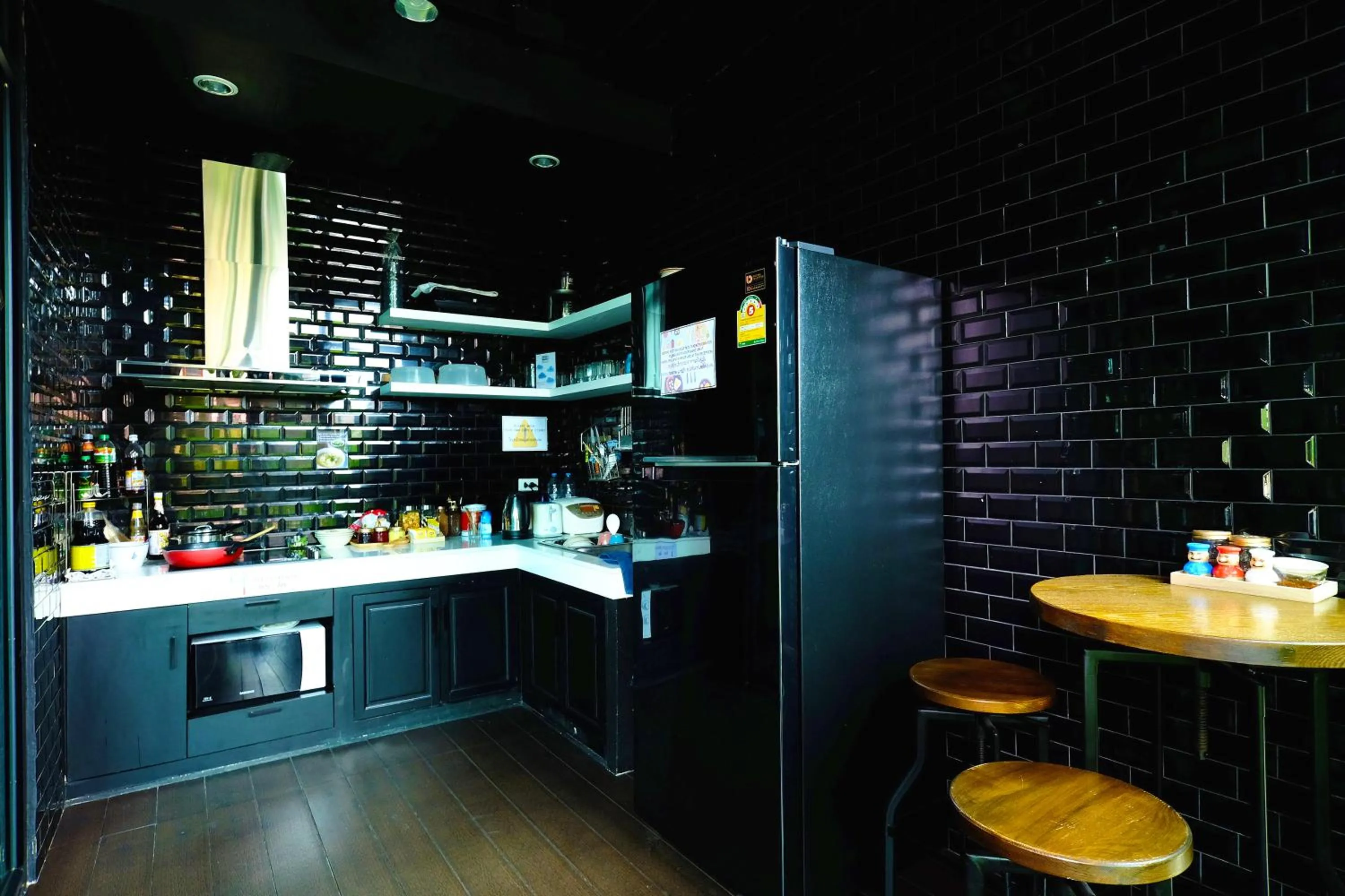 Kitchen or kitchenette in Wayha Hostel Don Mueang Airport