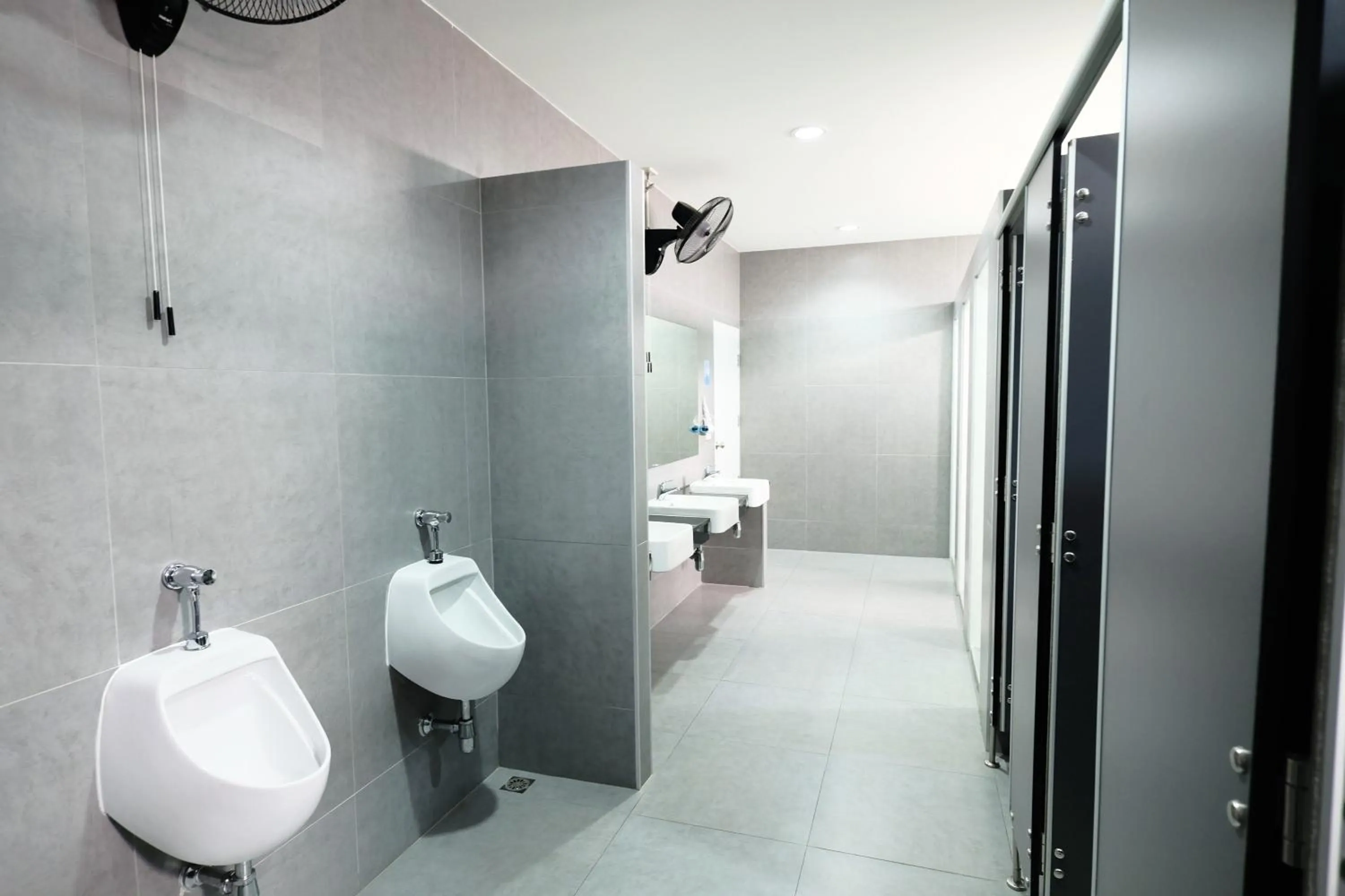 Toilet in Wayha Hostel Don Mueang Airport