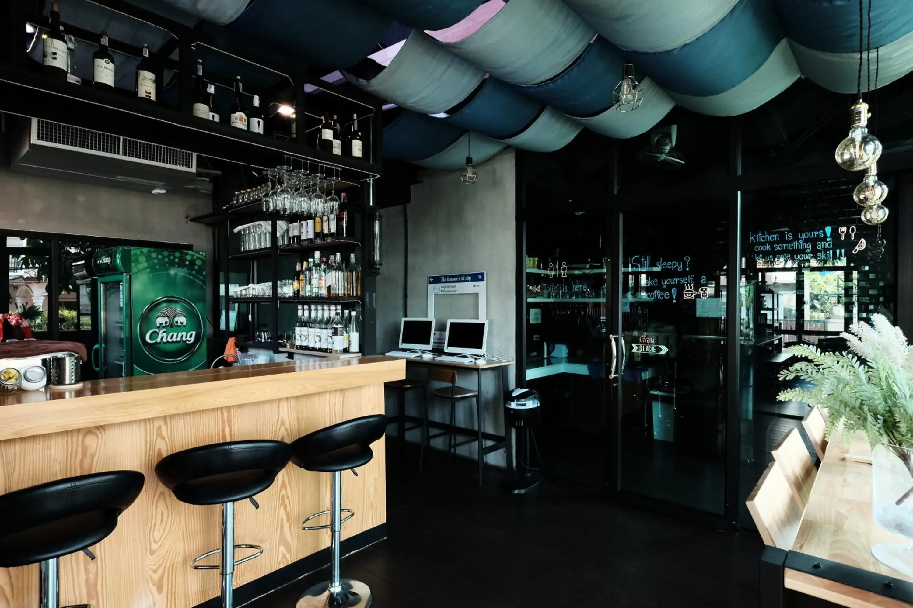 Lounge or bar in Wayha Hostel Don Mueang Airport Lounge or bar in Wayha Hostel Don Mueang Airport