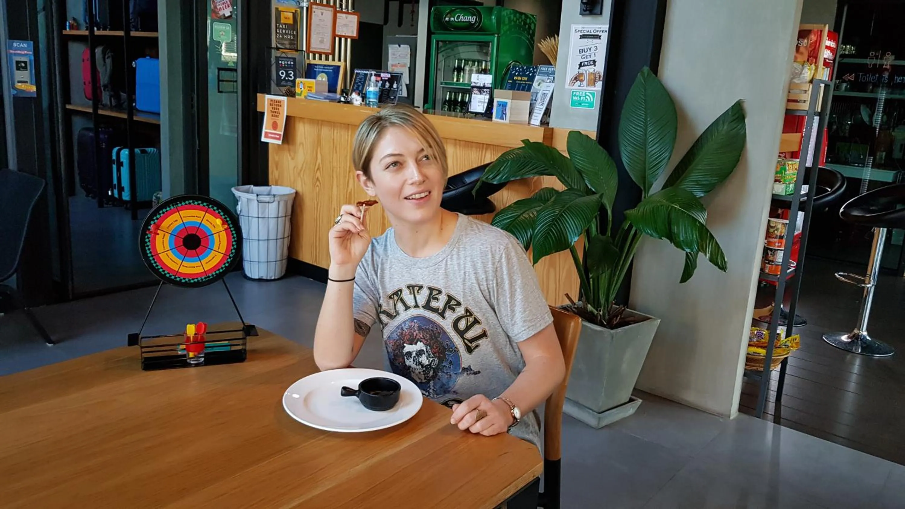 Communal lounge/ TV room in Wayha Hostel Don Mueang Airport