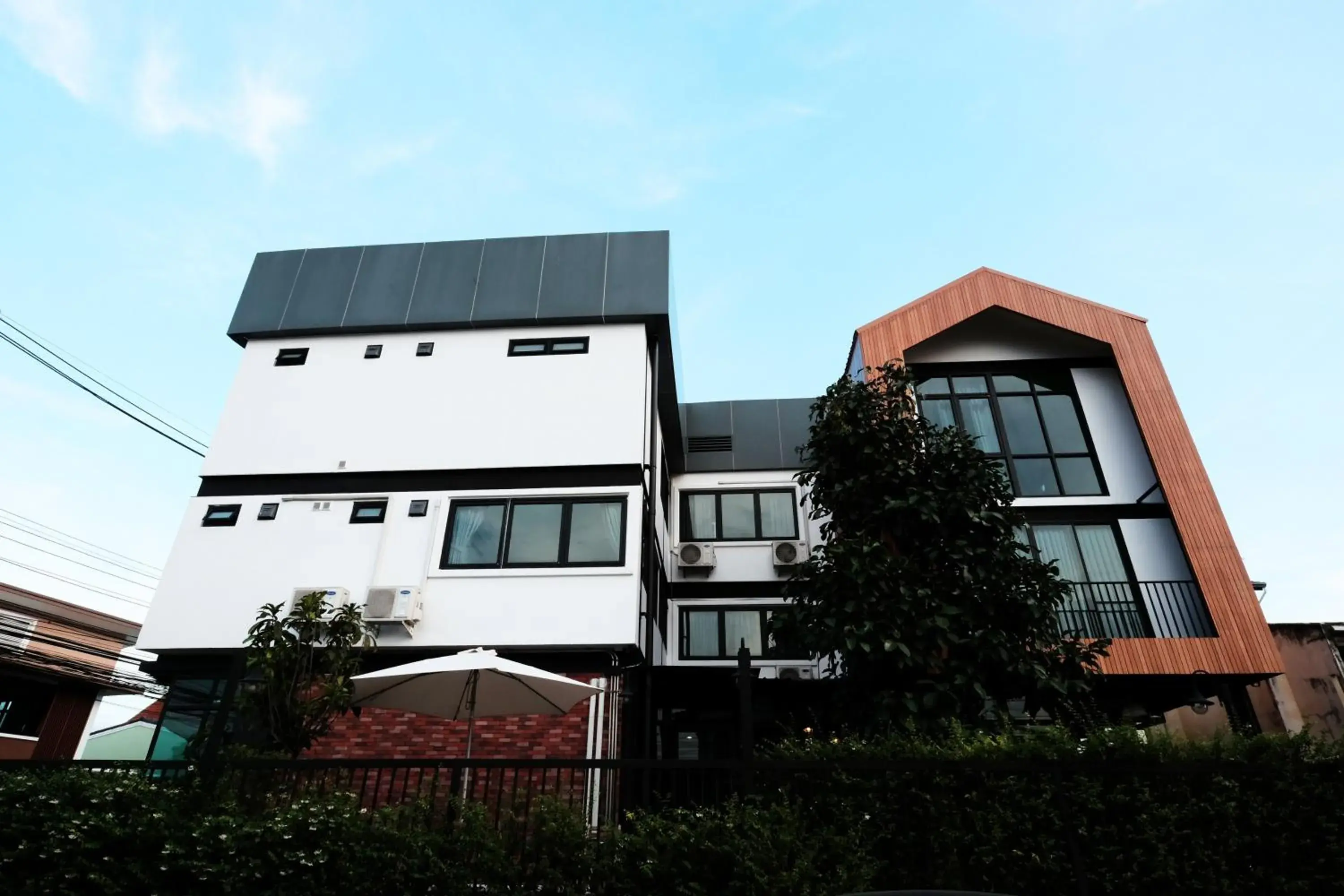 Property building in Wayha Hostel Don Mueang Airport Property building in Wayha Hostel Don Mueang Airport