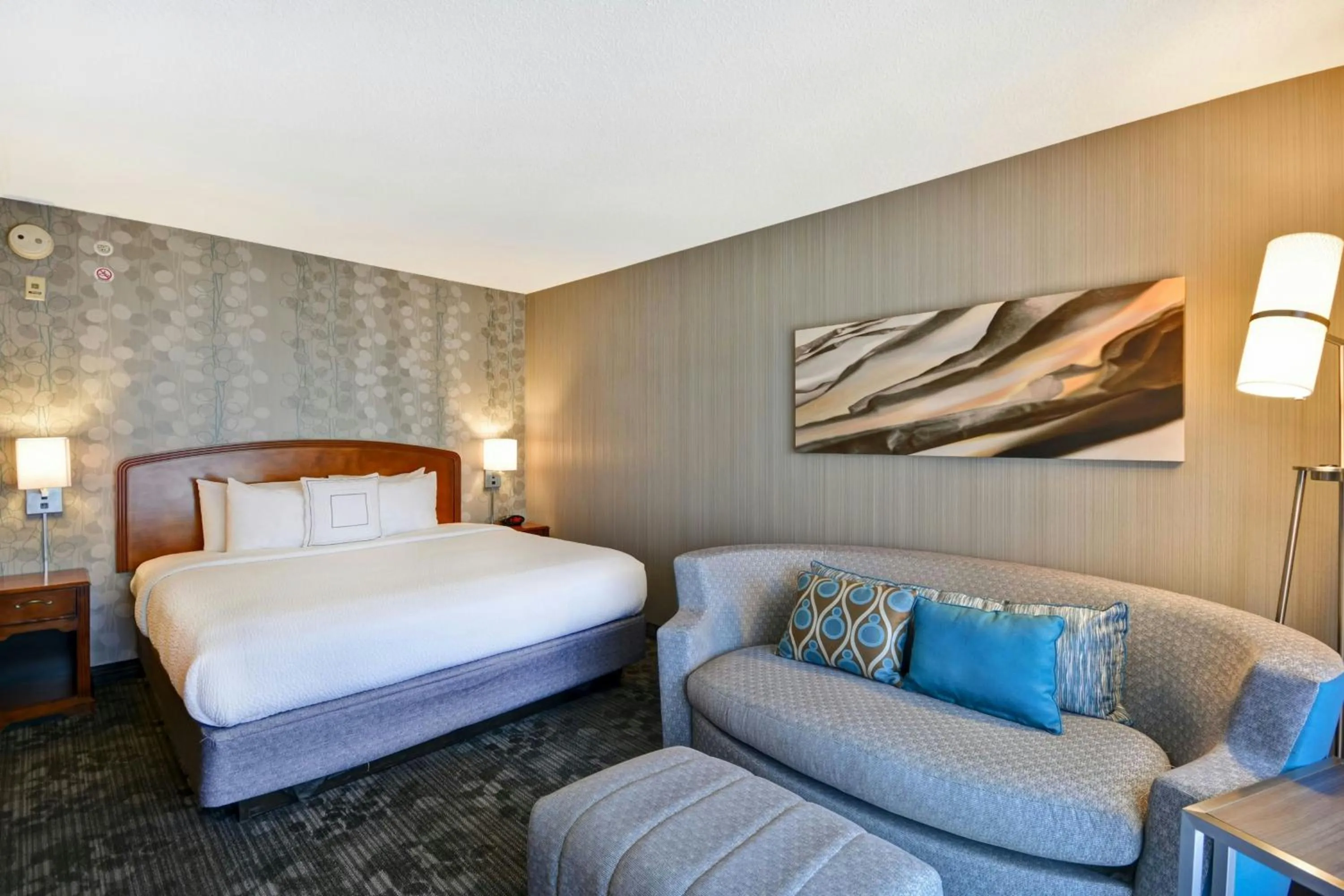 Photo of the whole room, Bed in Courtyard by Marriott Springfield