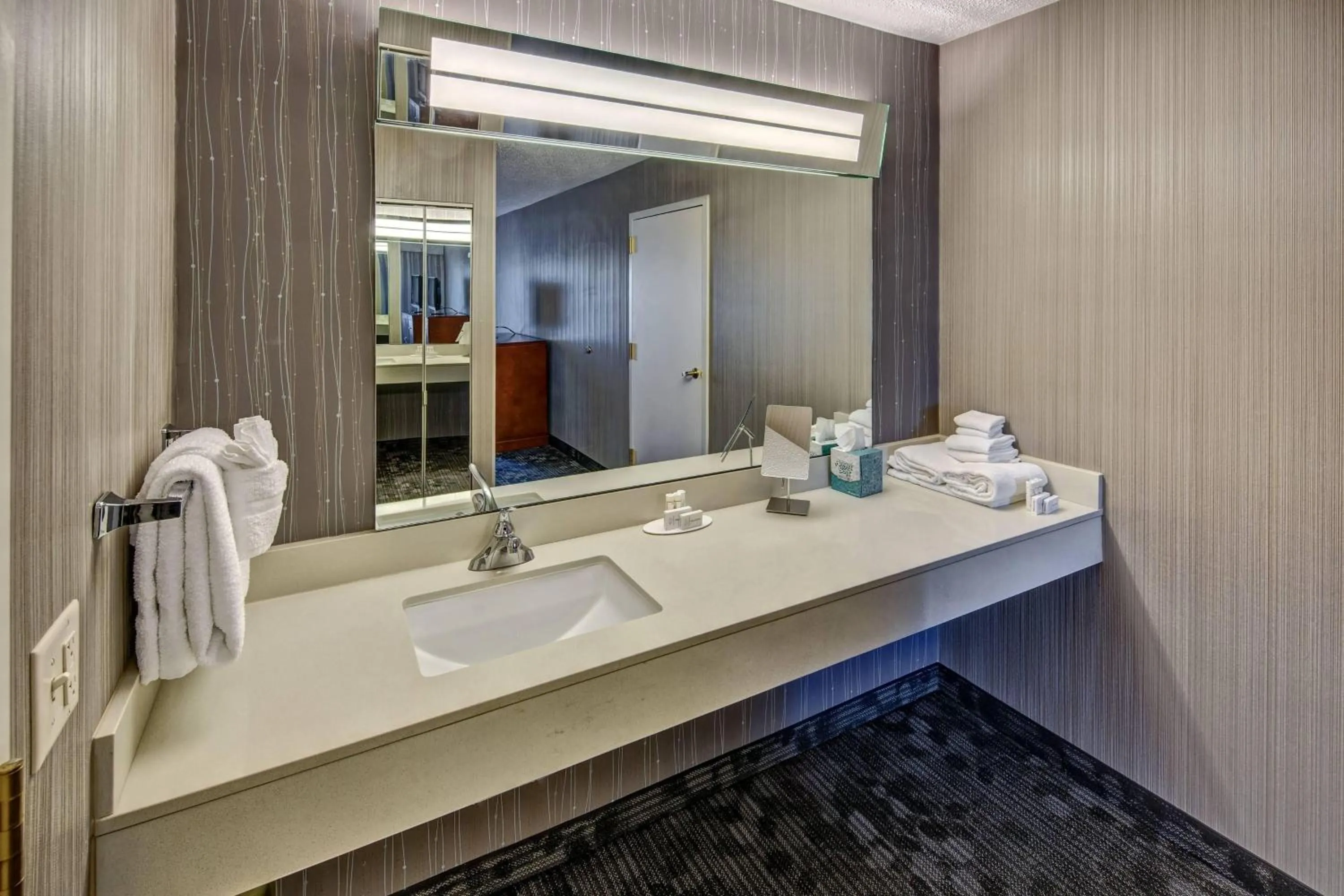 Bathroom in Courtyard by Marriott Springfield