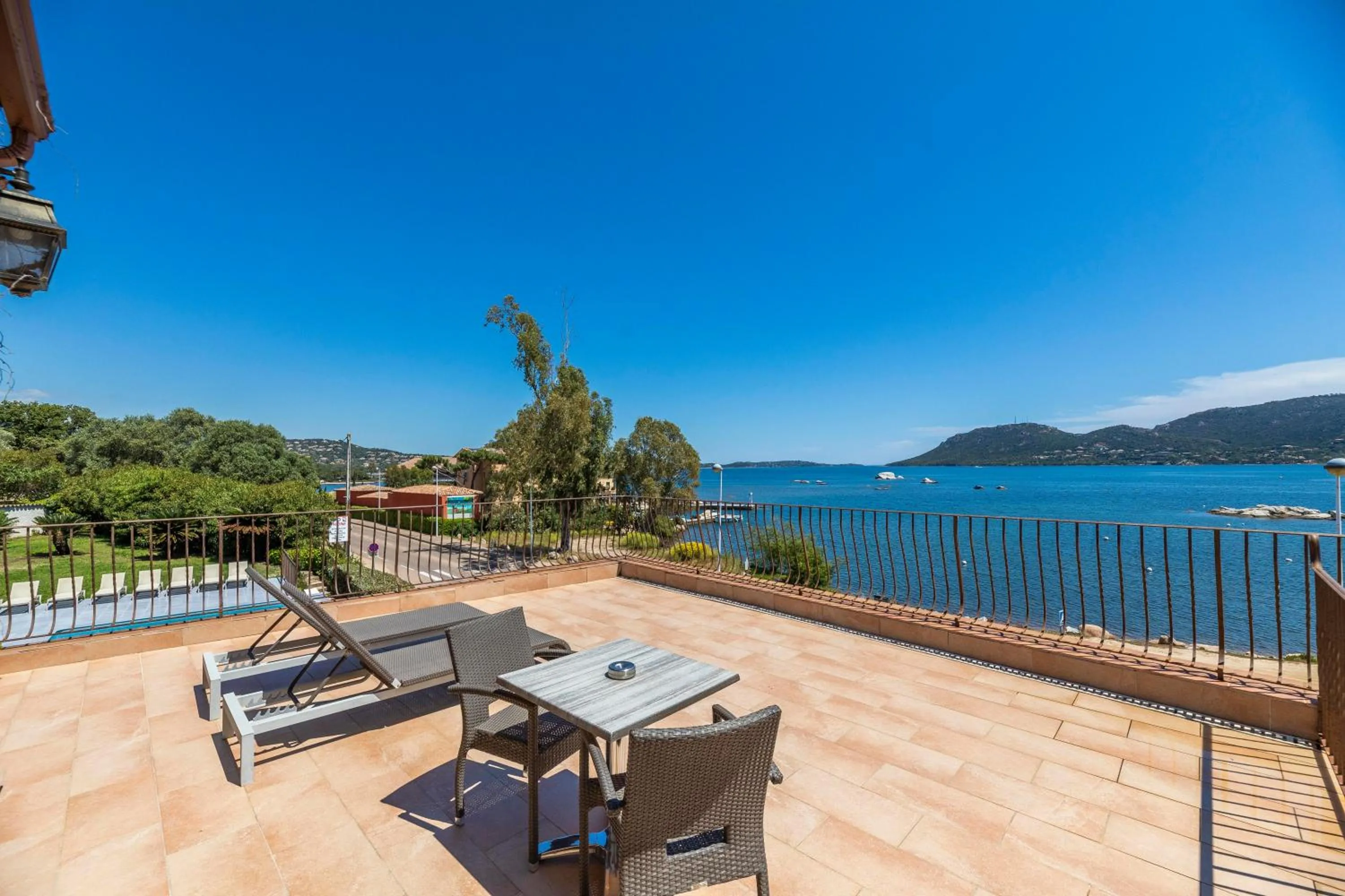 Superior Triple Room with Sea View in Hotel Shegara