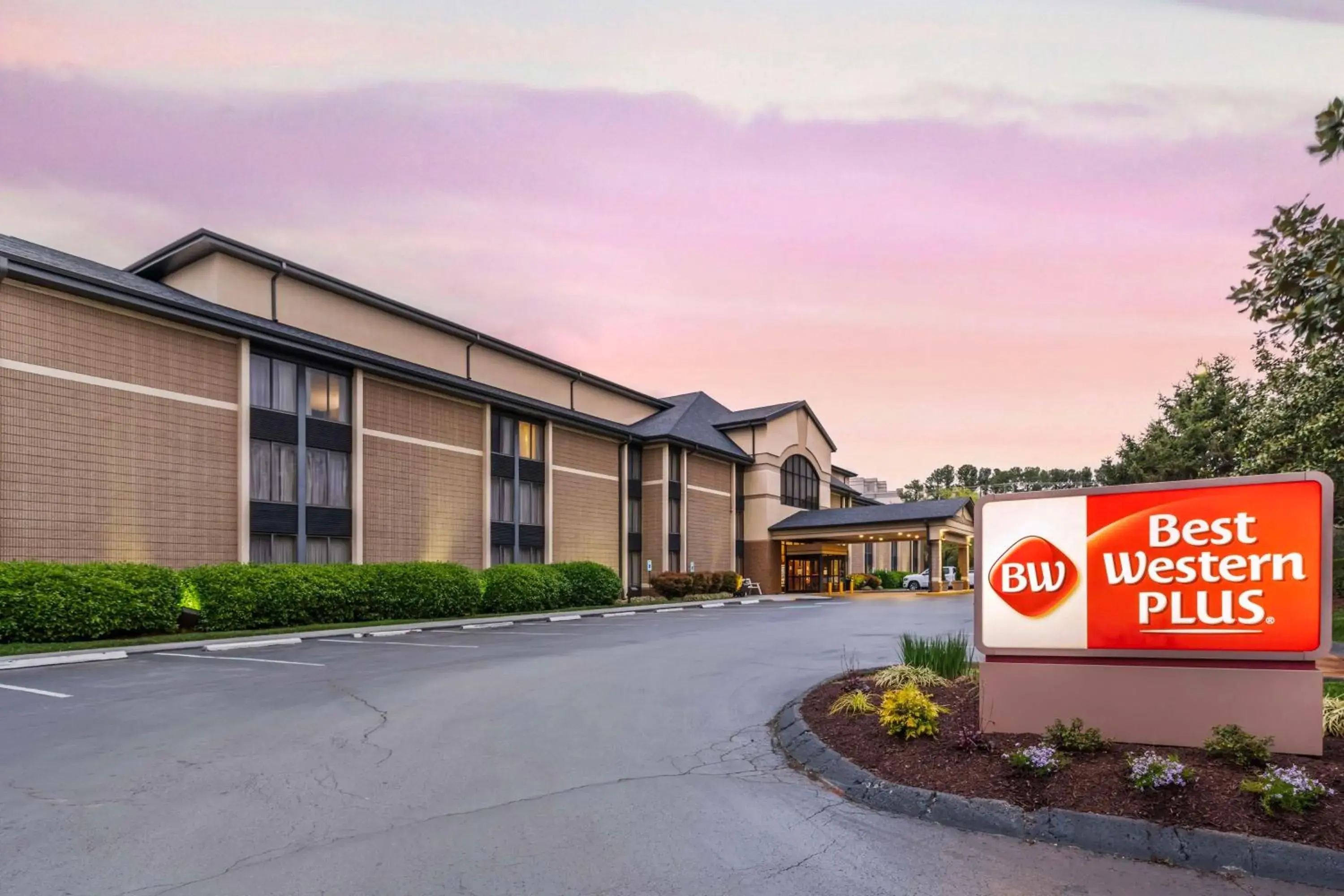 Property building in Best Western Plus Knoxville Cedar Bluff Property building in Best Western Plus Knoxville Cedar Bluff
