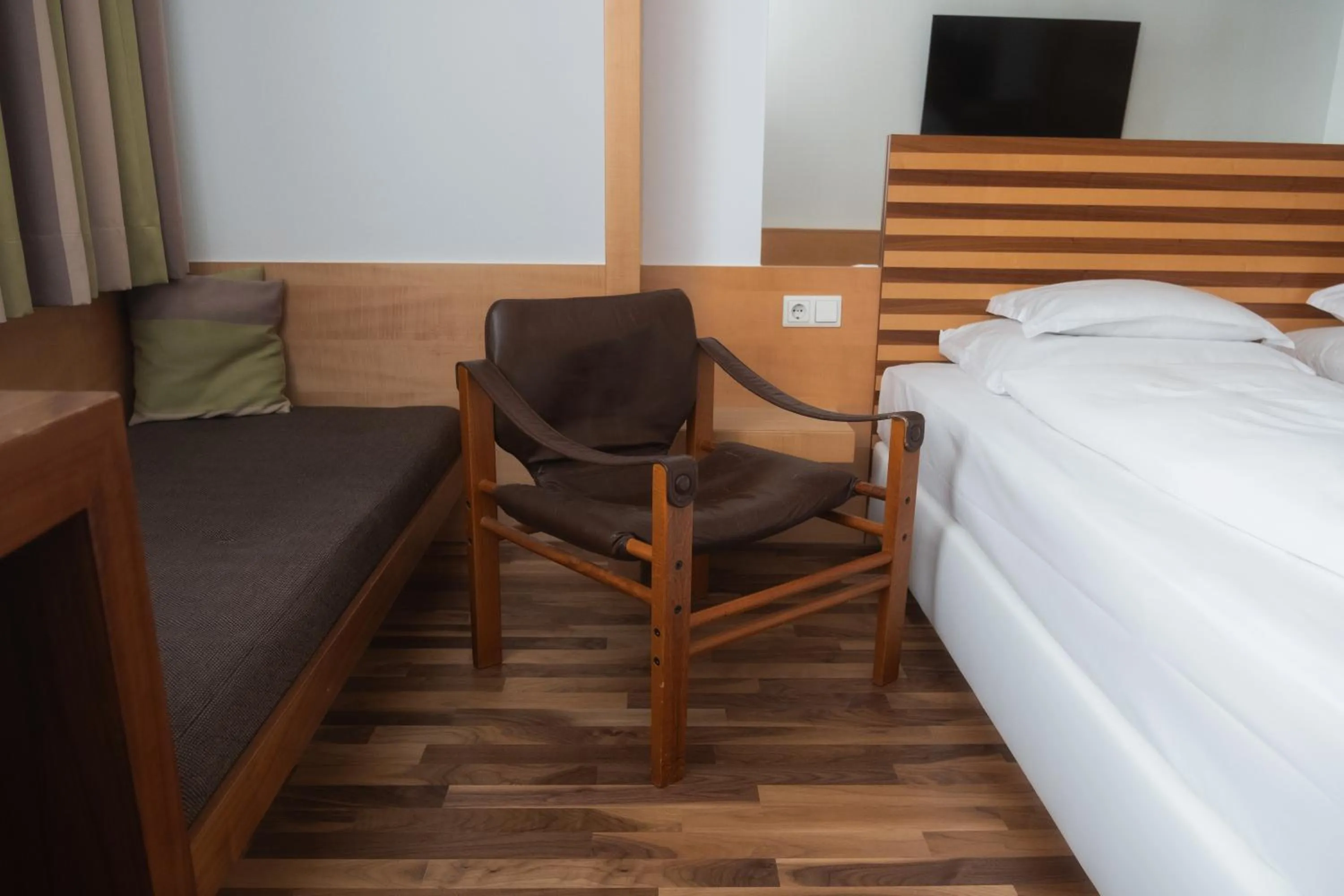 Photo of the whole room, Bed in City-Hotel