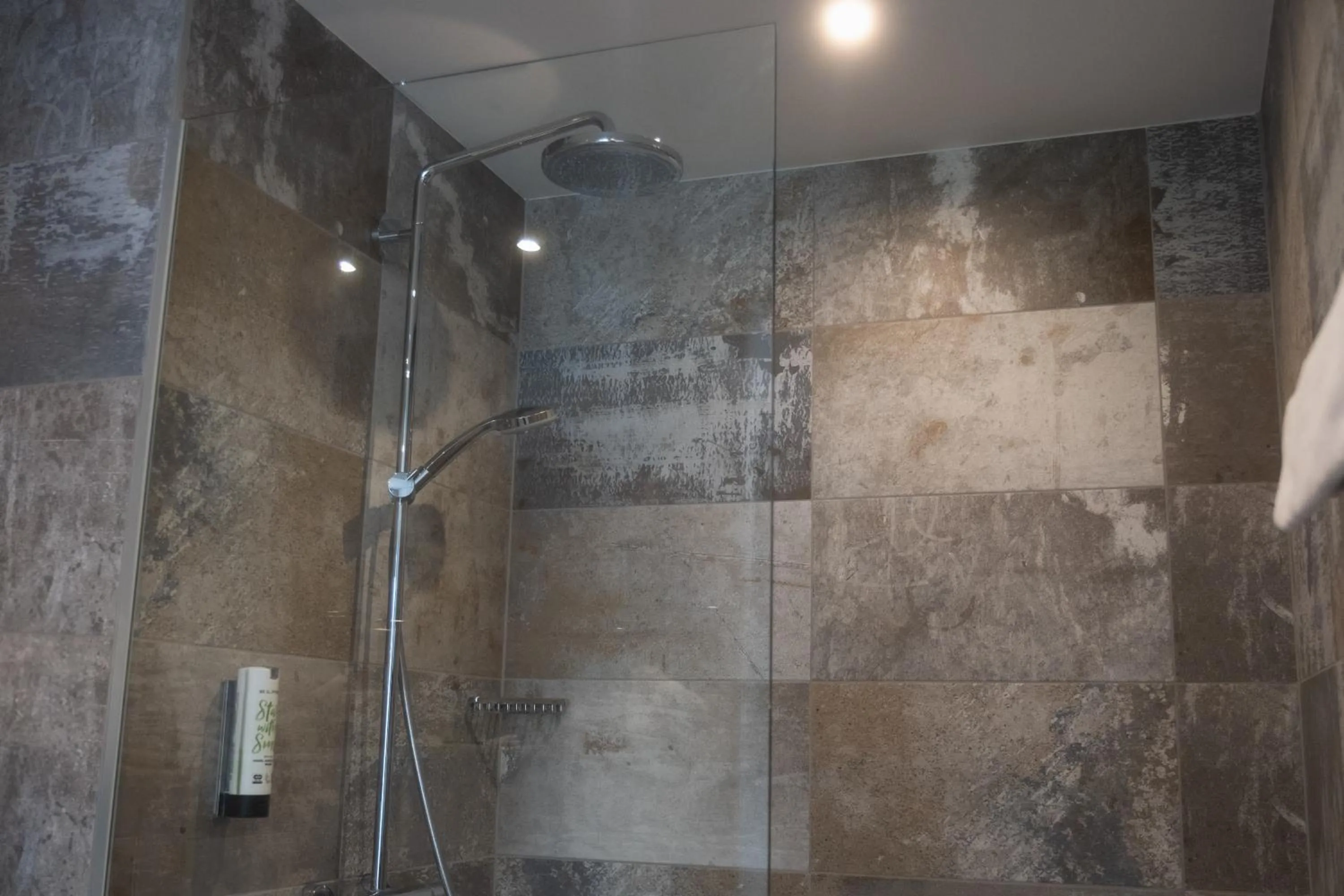 Shower in City-Hotel