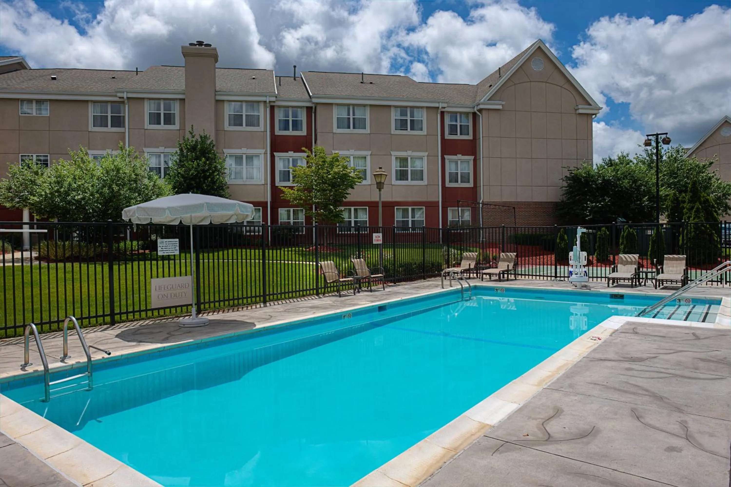 Swimming pool in Residence Inn Gaithersburg Washingtonian Center