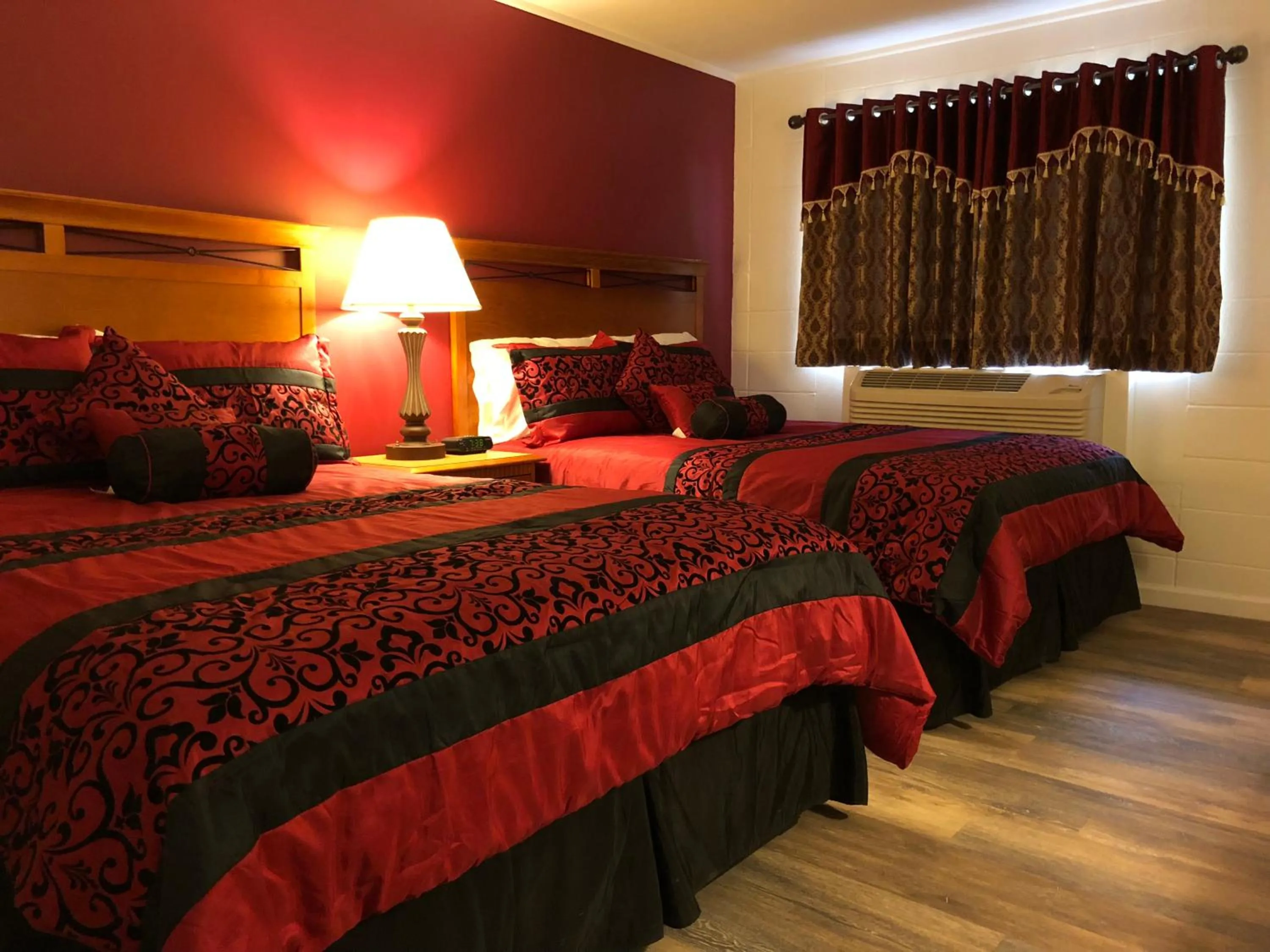 Bedroom, Bed in Capital O Budget Inn Ontario I-84