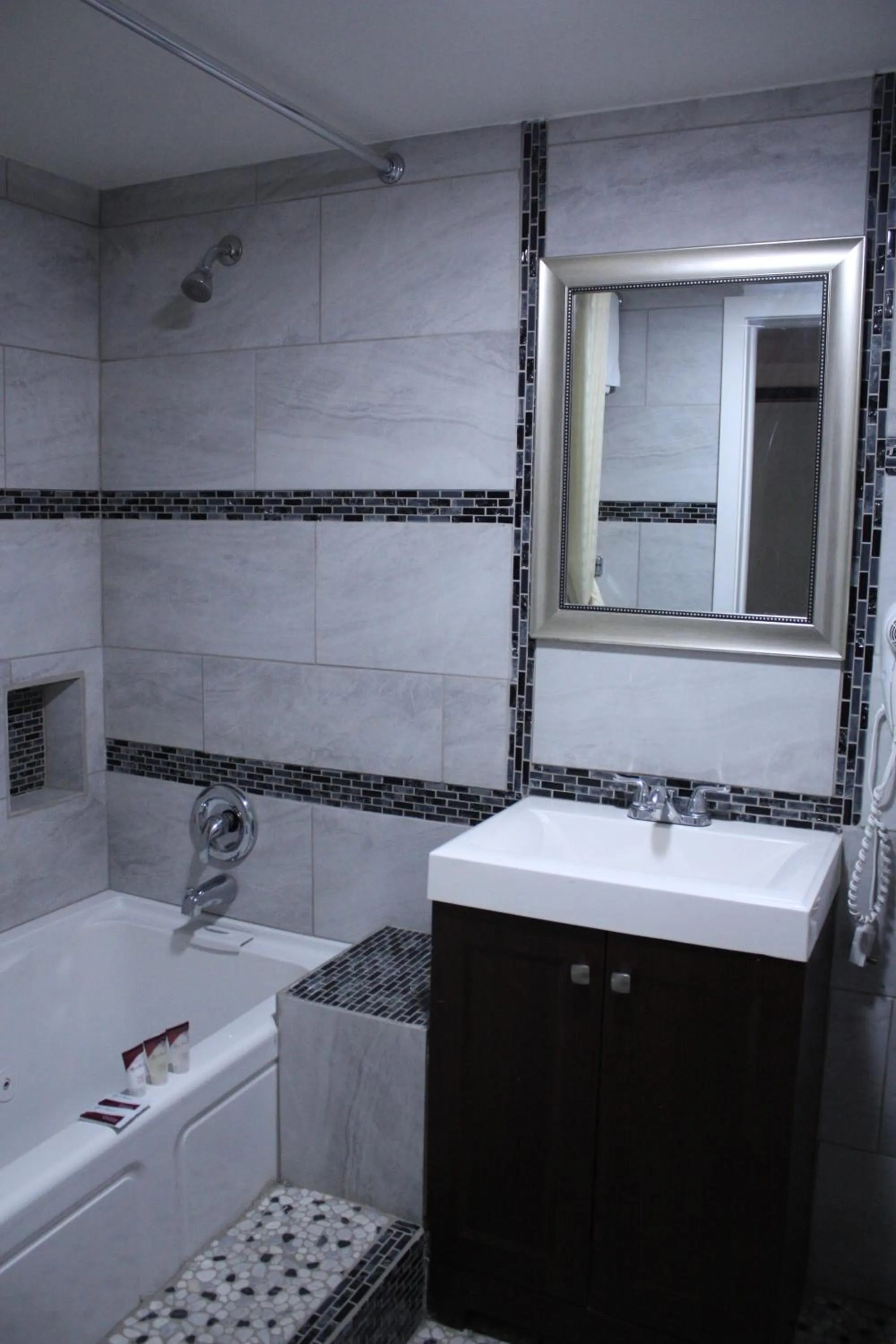 Bathroom in Capital O Budget Inn Ontario I-84