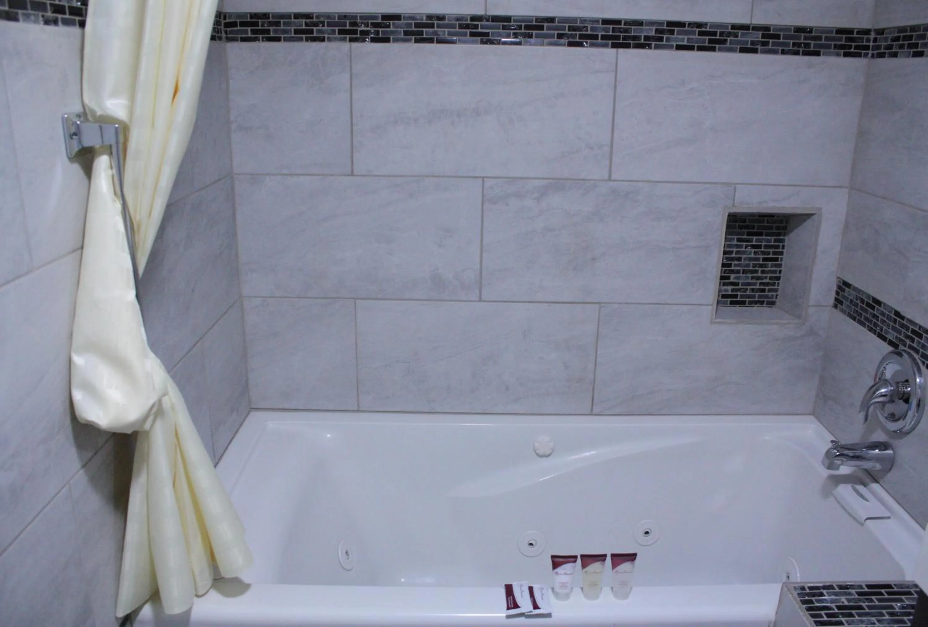 Bath in Capital O Budget Inn Ontario I-84