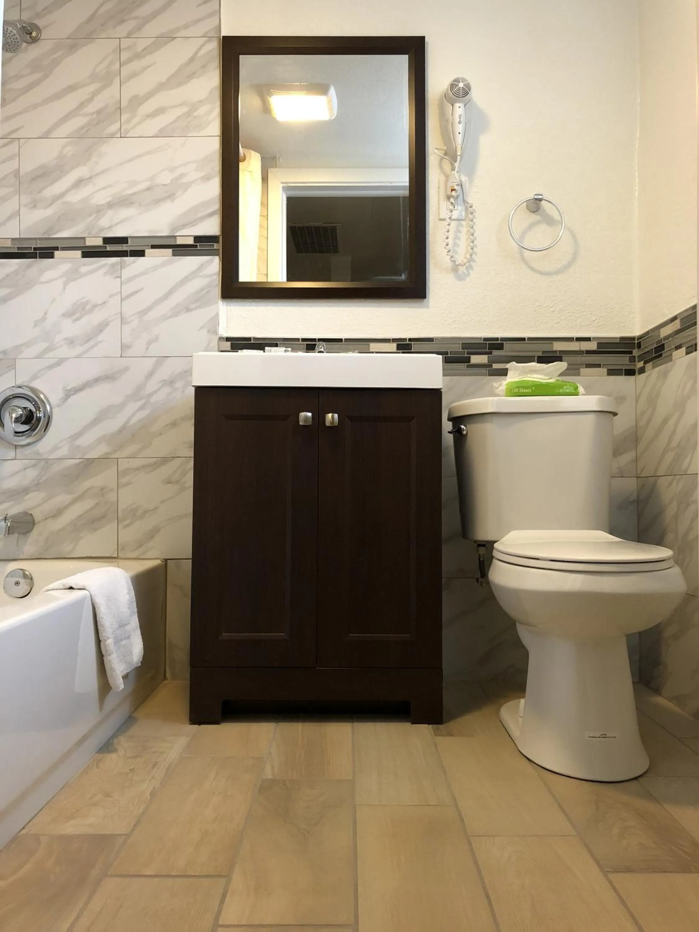 Bathroom in Capital O Budget Inn Ontario I-84