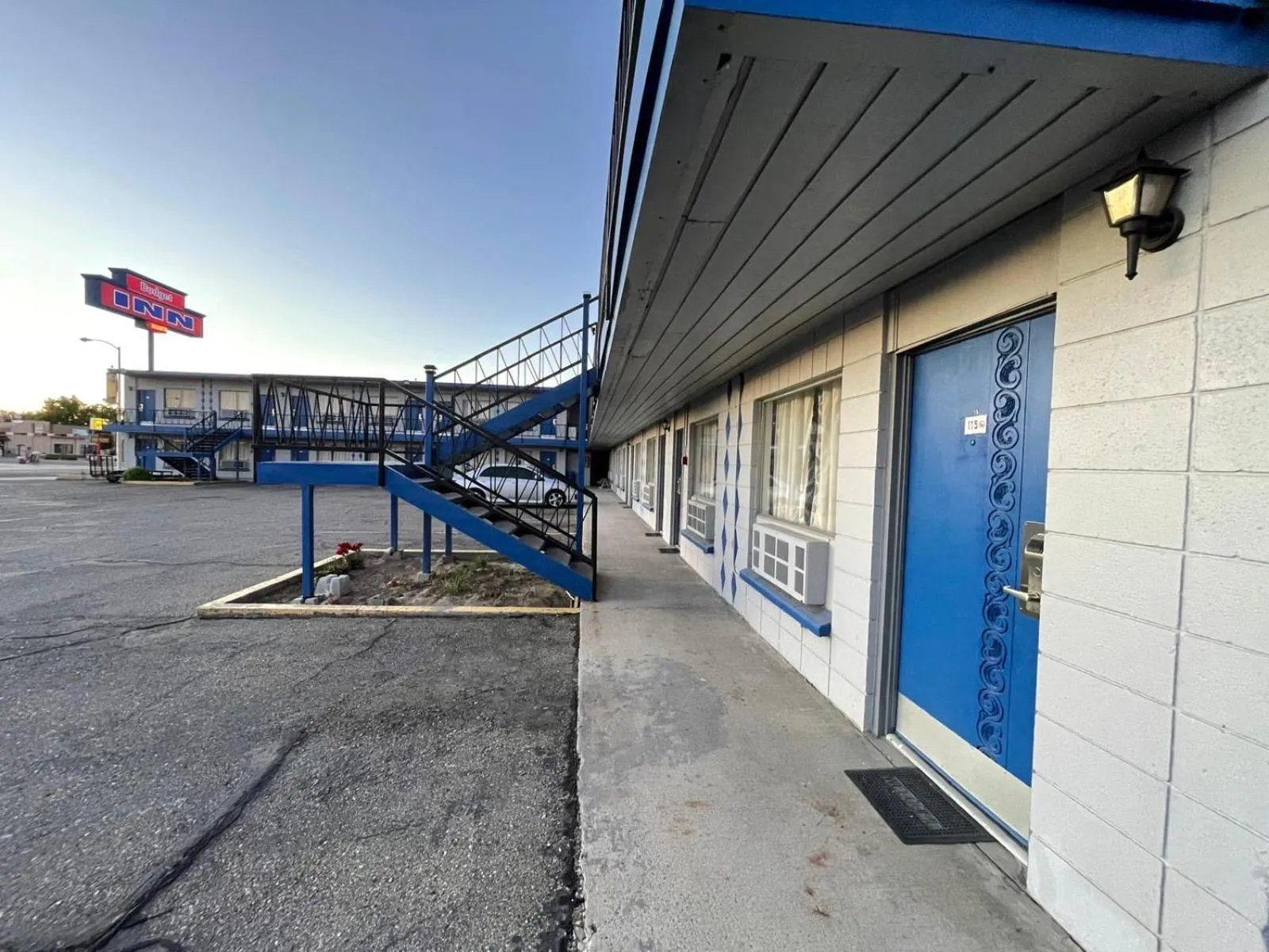 Property building in Capital O Budget Inn Ontario I-84