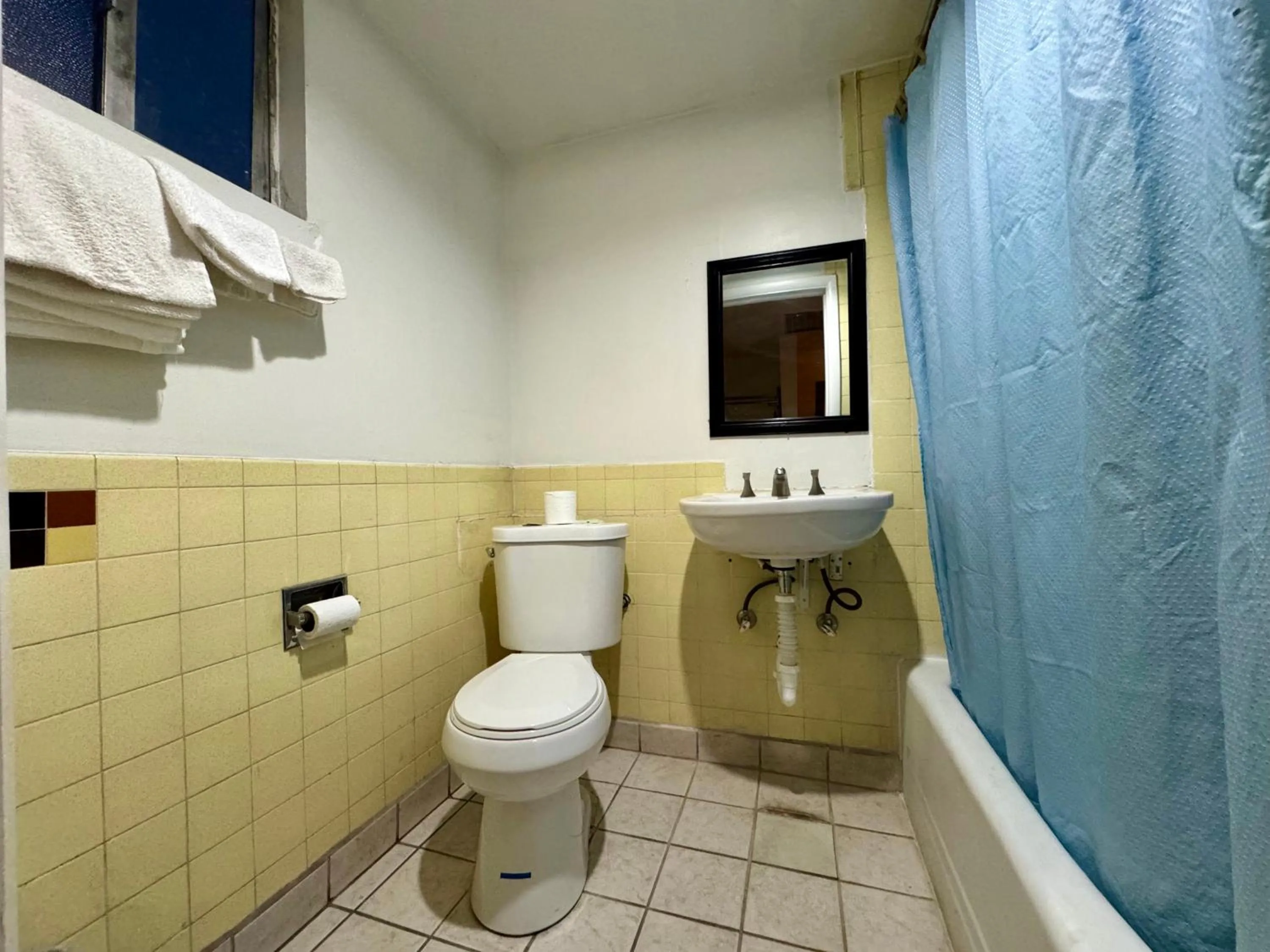 Bathroom in Capital O Budget Inn Ontario I-84