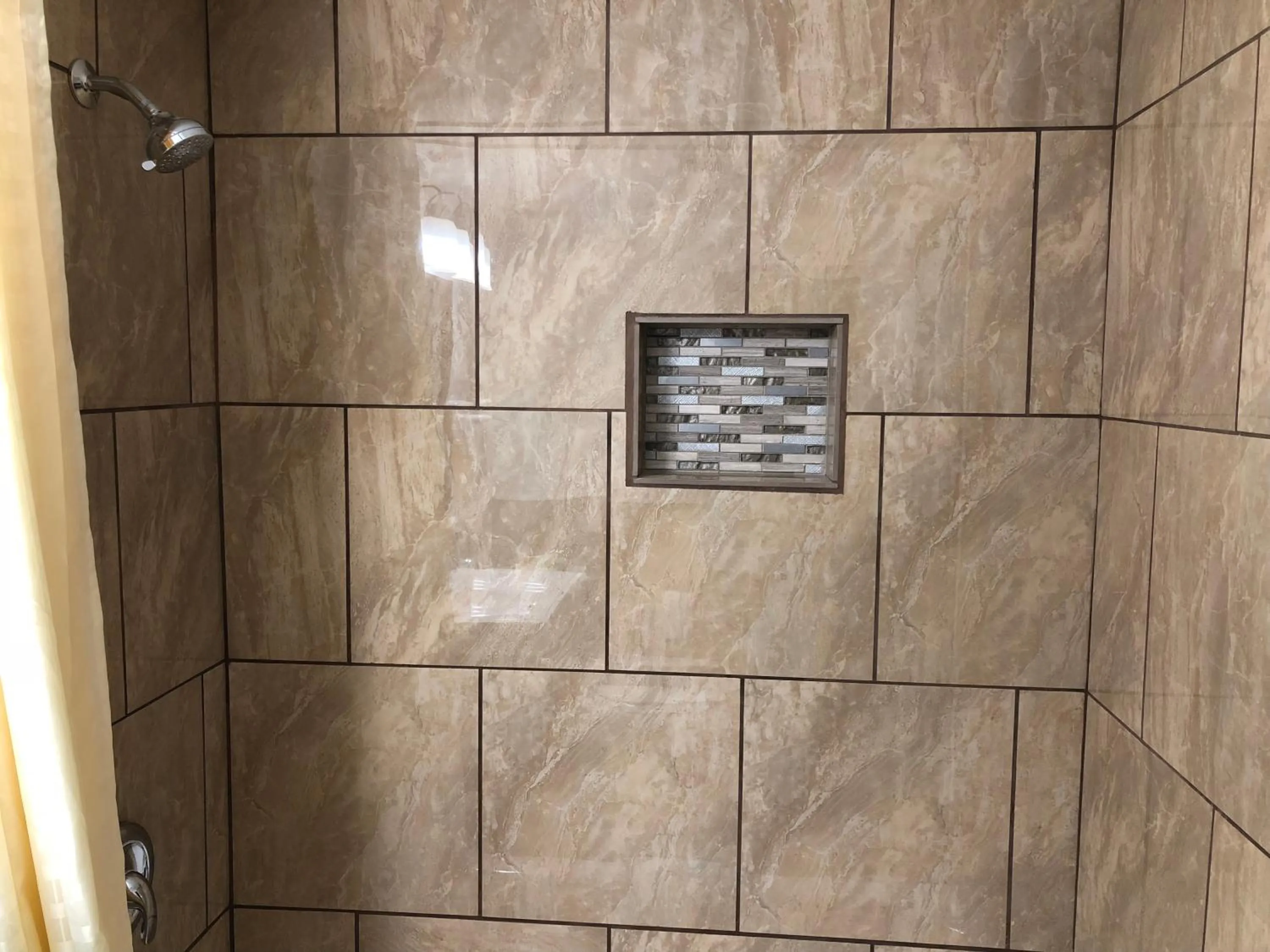 Shower in Capital O Budget Inn Ontario I-84