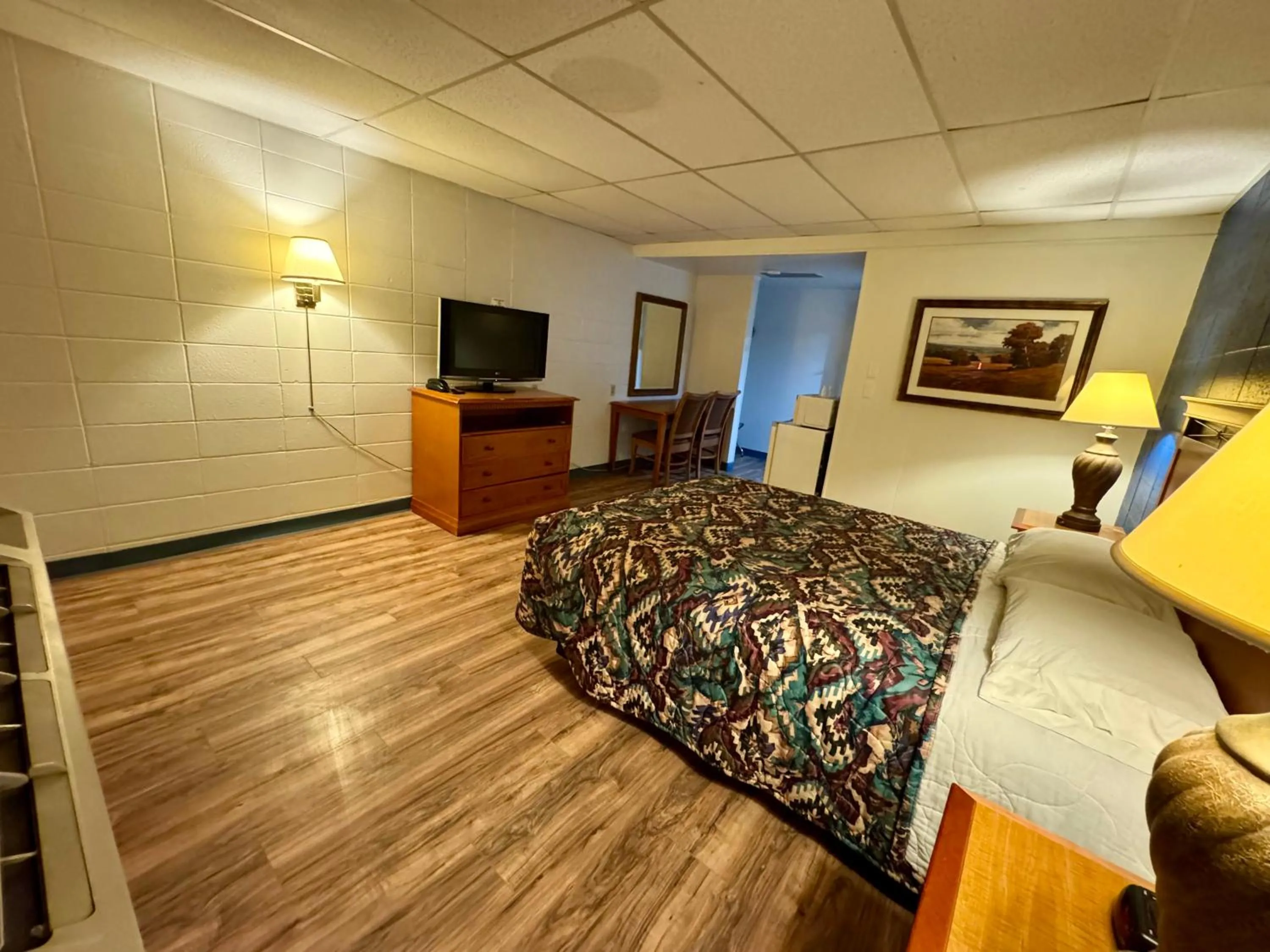 Bedroom, Bed in Capital O Budget Inn Ontario I-84