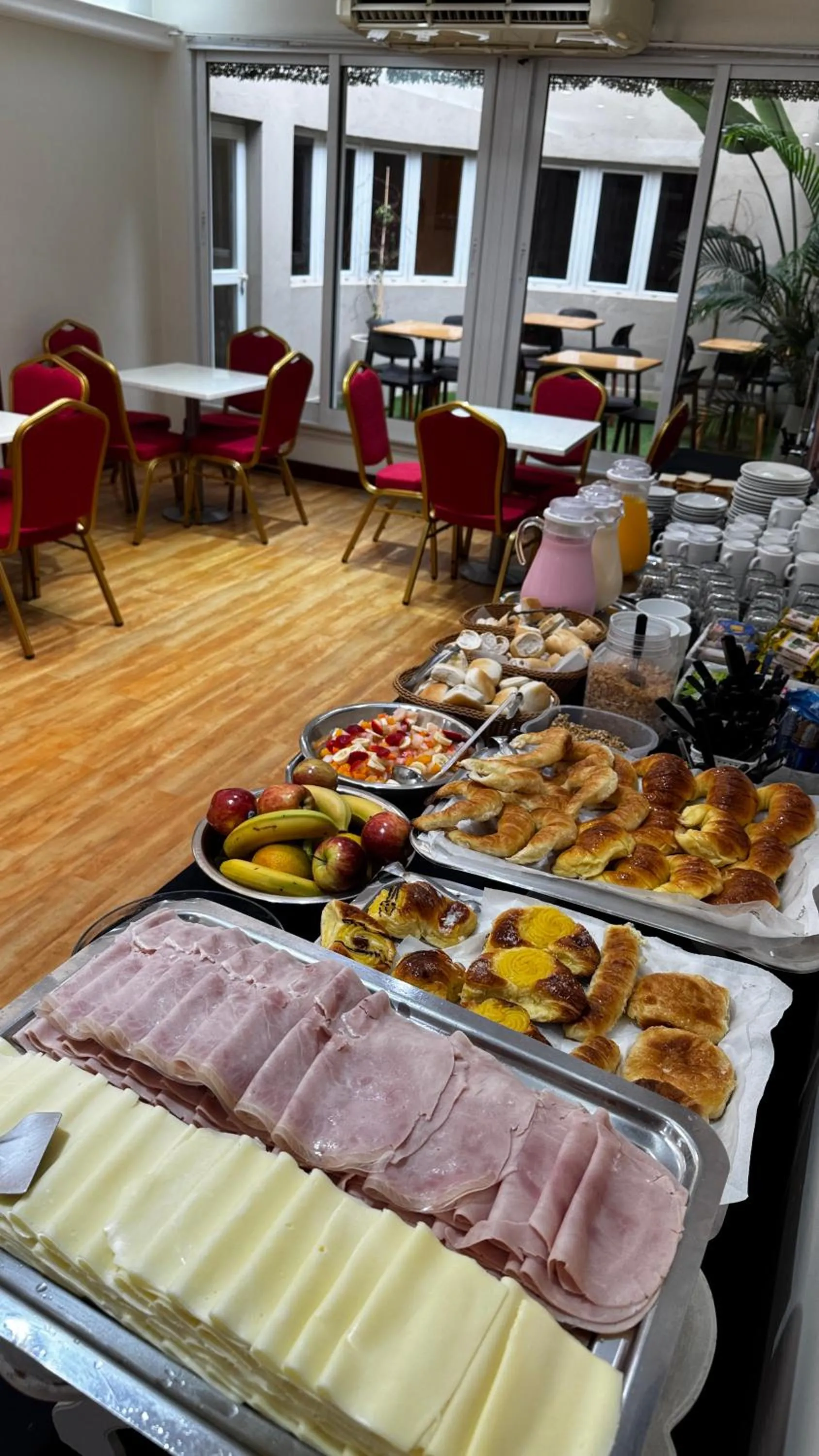 Breakfast in Intersur Suites