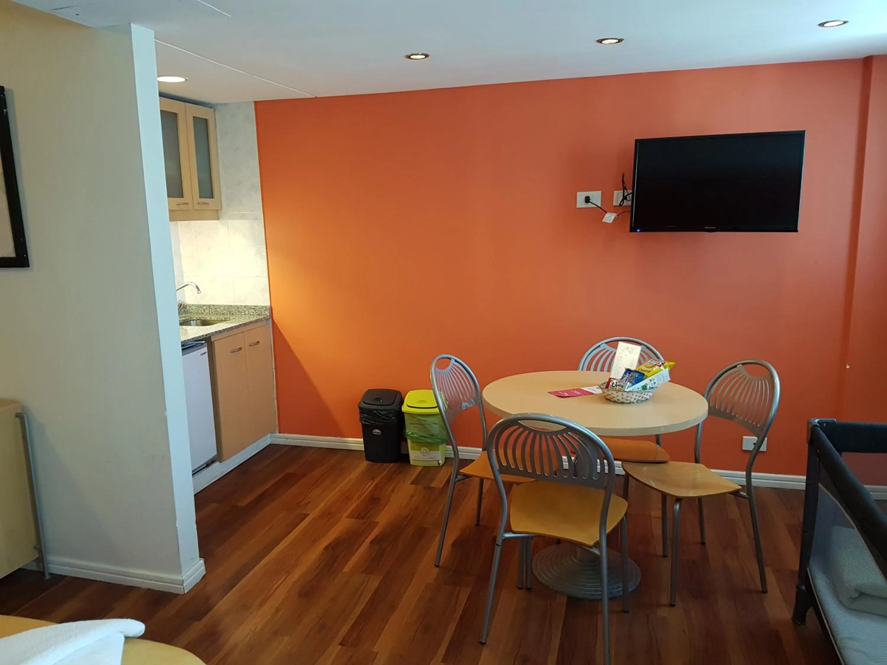 Photo of the whole room in Intersur Suites