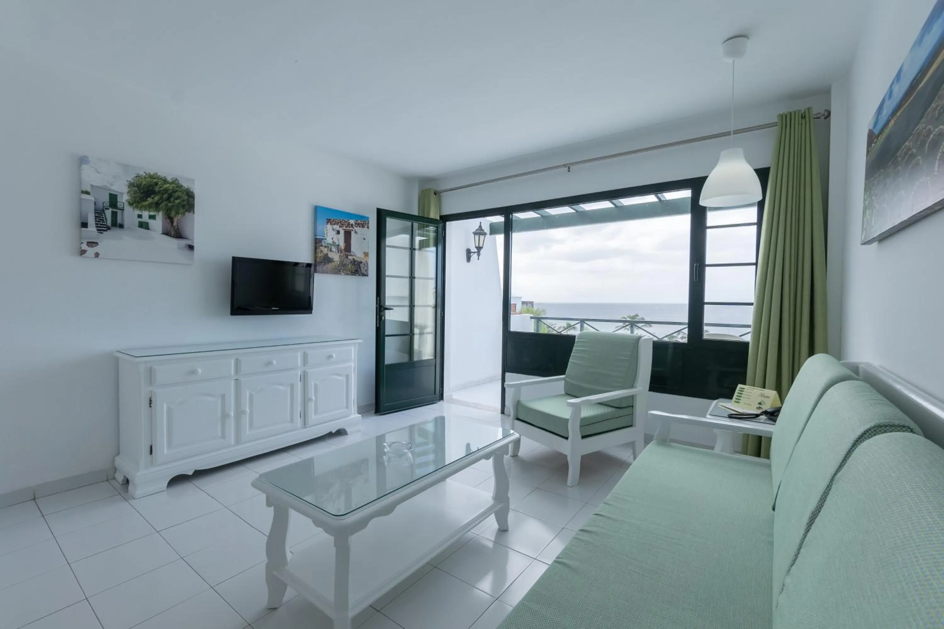 Communal lounge/ TV room in Apartamentos Moraña