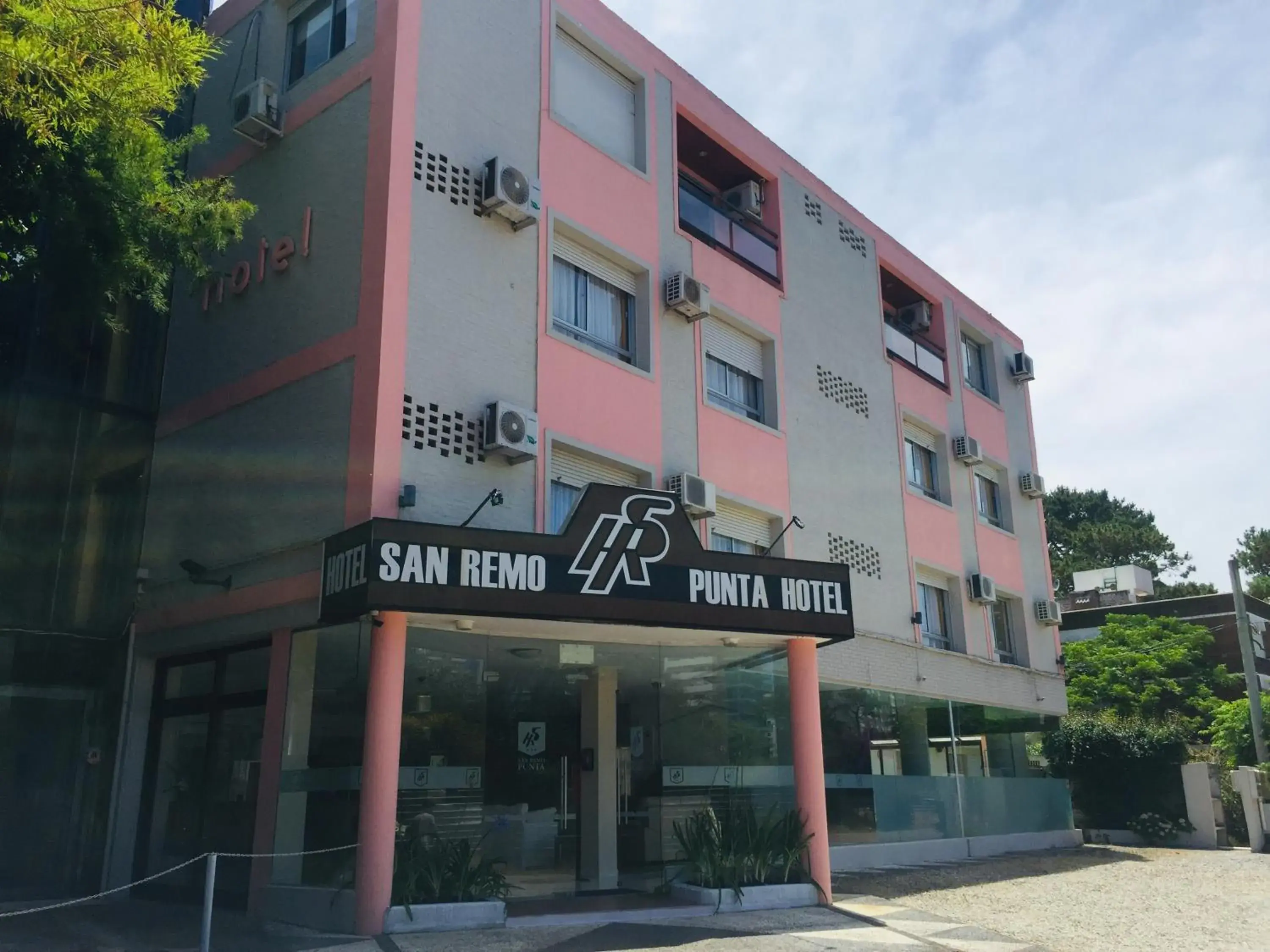 Property building in San Remo Punta Hotel Property building in San Remo Punta Hotel