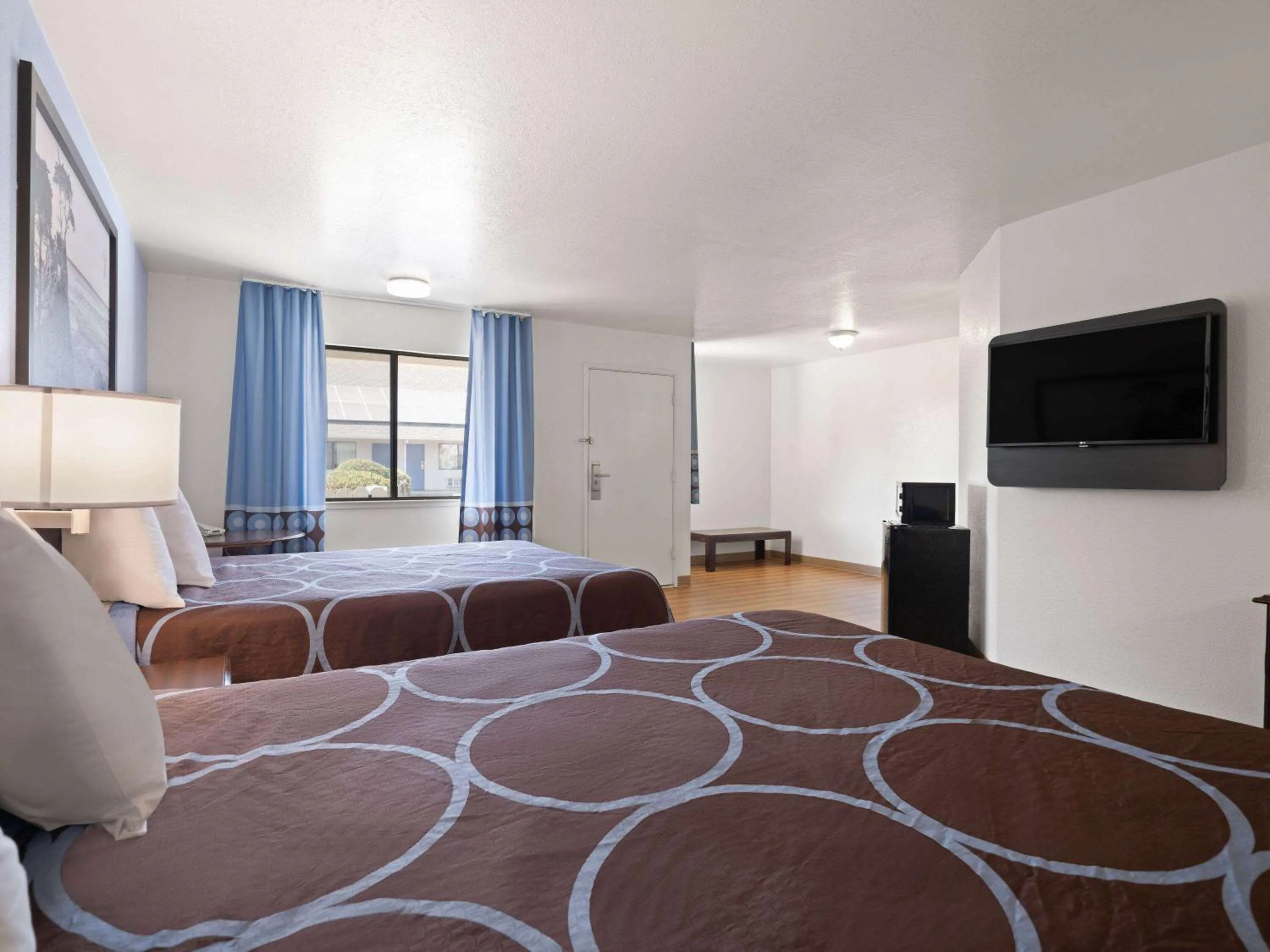 Photo of the whole room, Bed in Super 8 by Wyndham Dunnigan