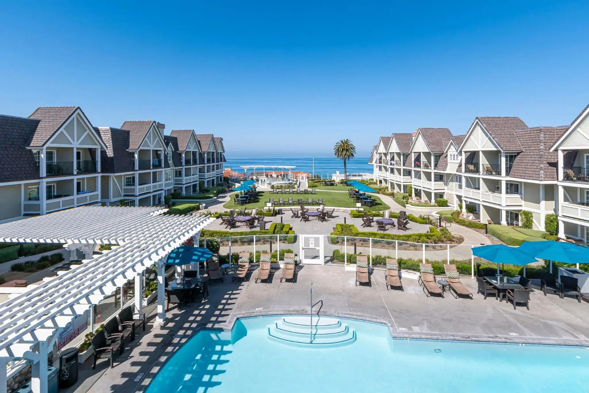 Pool view in Carlsbad Inn Beach Resort Pool view in Carlsbad Inn Beach Resort