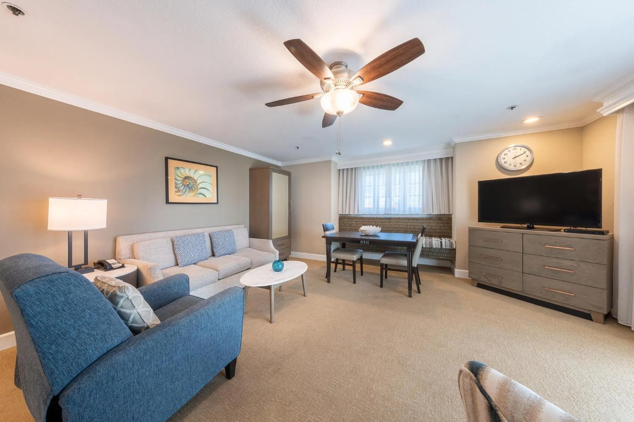 Living room in Carlsbad Inn Beach Resort