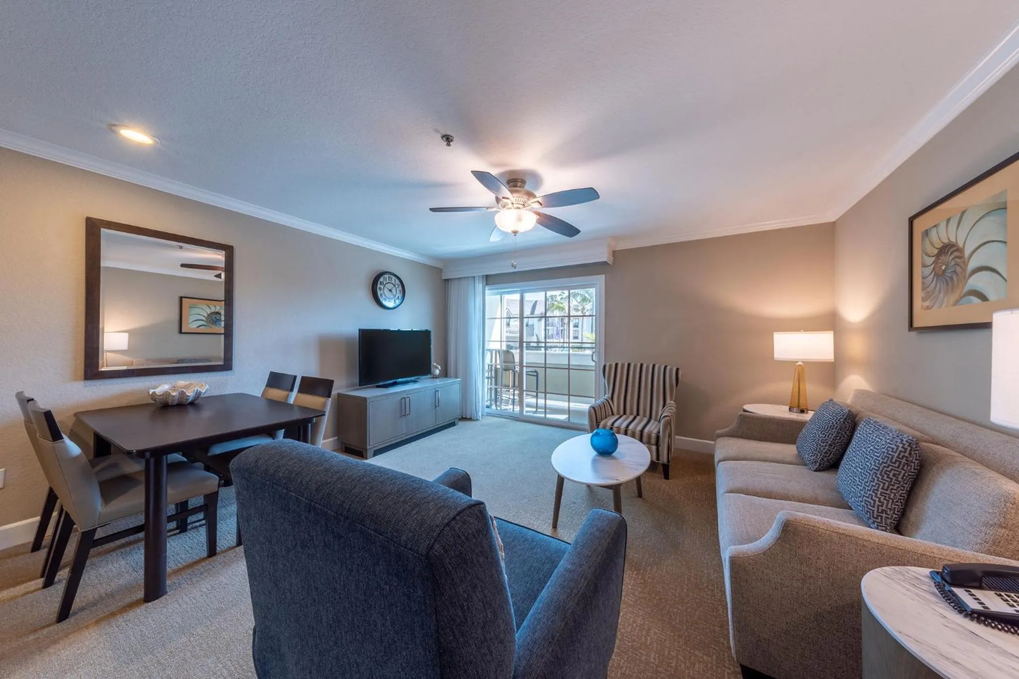Living room in Carlsbad Inn Beach Resort
