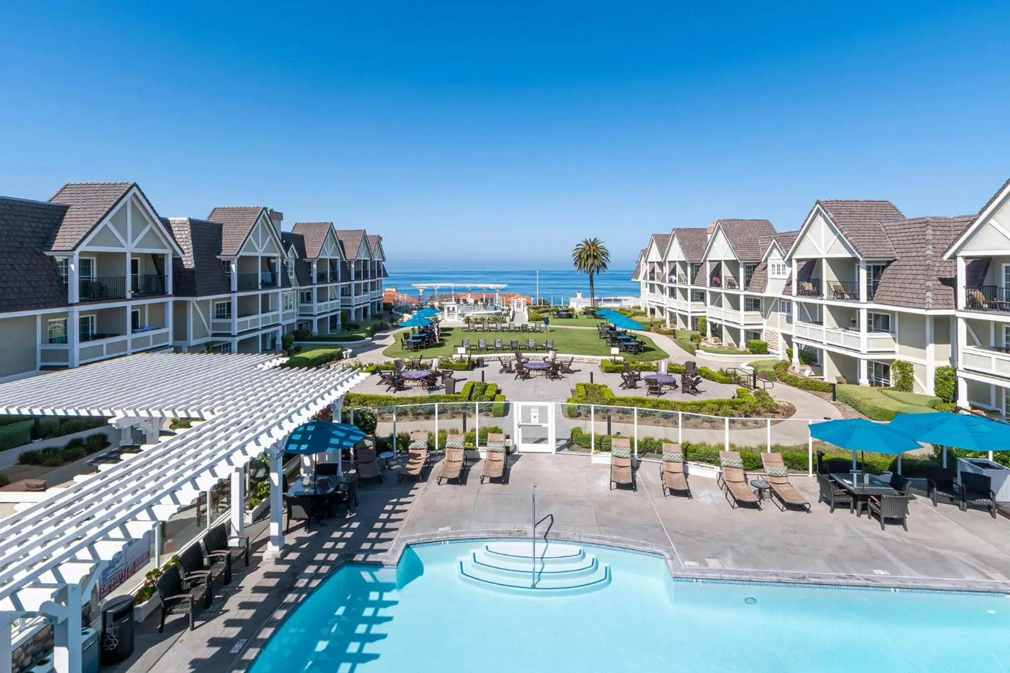 Pool view in Carlsbad Inn Beach Resort Pool view in Carlsbad Inn Beach Resort