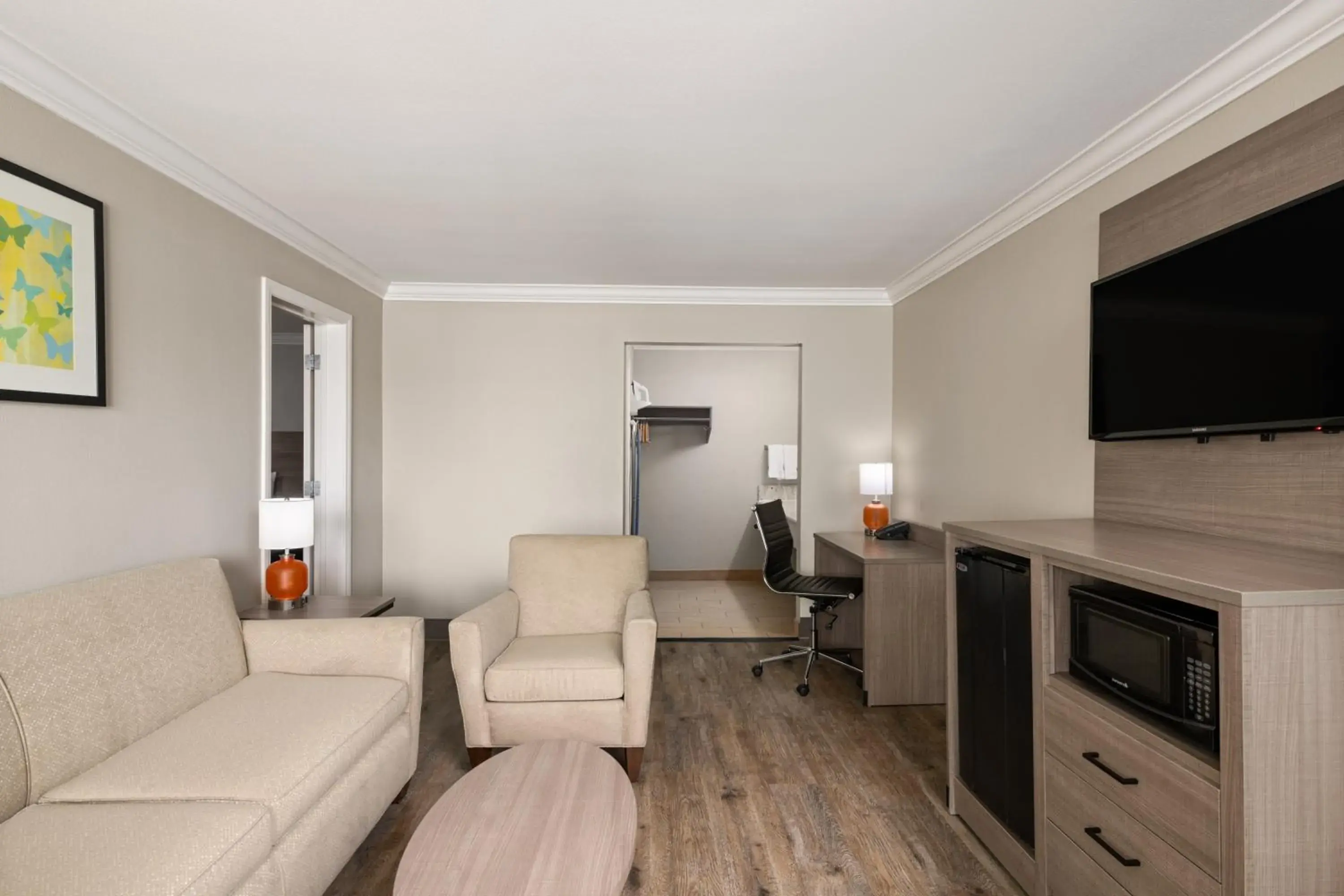 Living room in Solara Inn and Suites Living room in Solara Inn and Suites