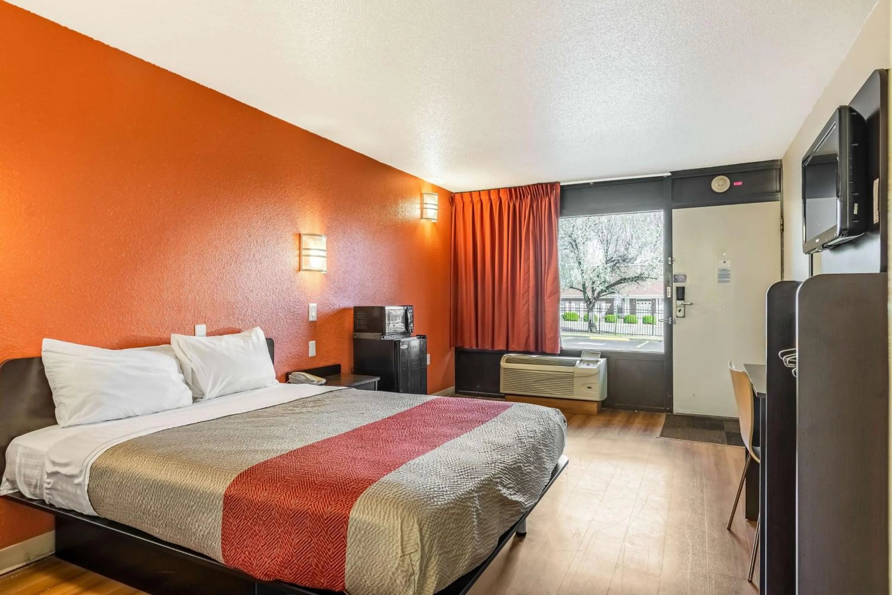 TV and multimedia, Bed in Motel 6-Little Rock, AR - West