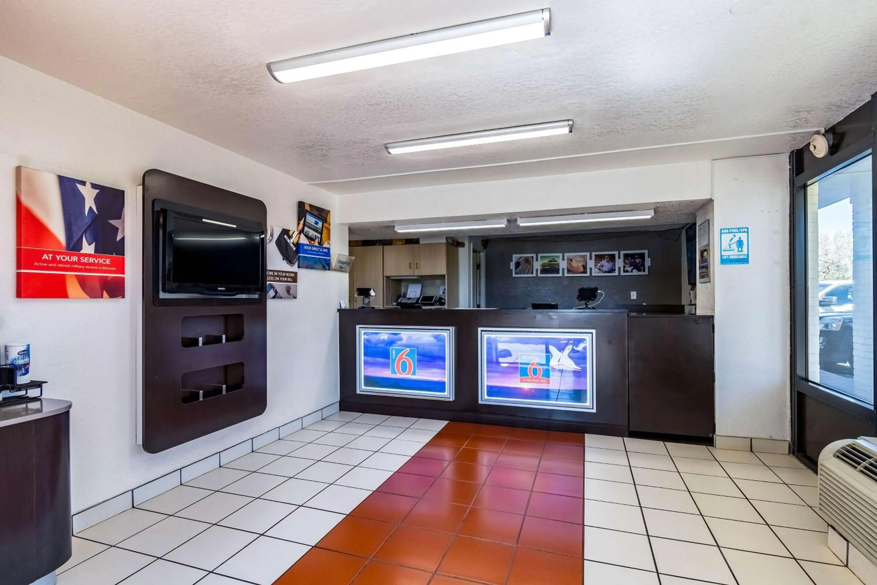 Communal lounge/ TV room in Motel 6-Little Rock, AR - West