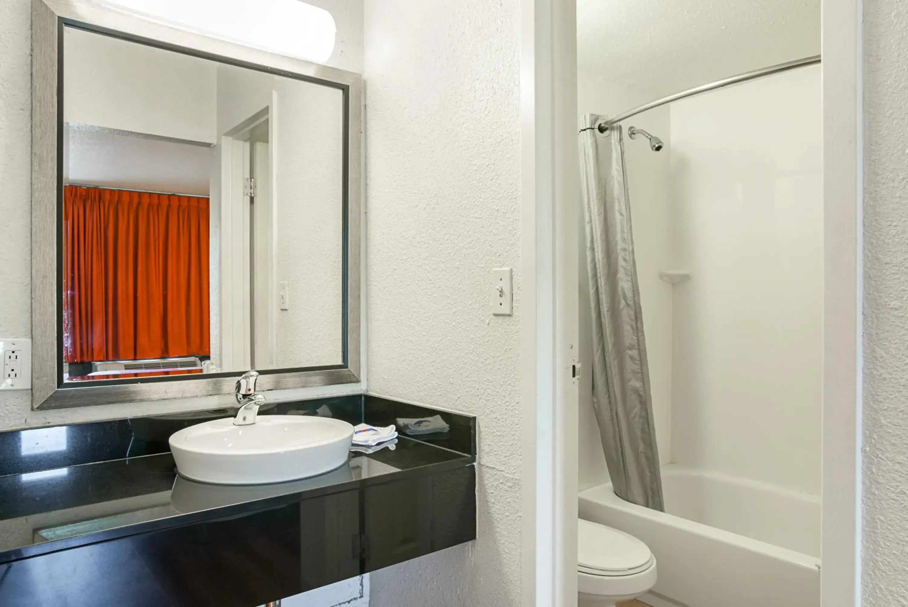 Deluxe King Room - Smoking in Motel 6-Little Rock, AR - West Deluxe King Room - Smoking in Motel 6-Little Rock, AR - West