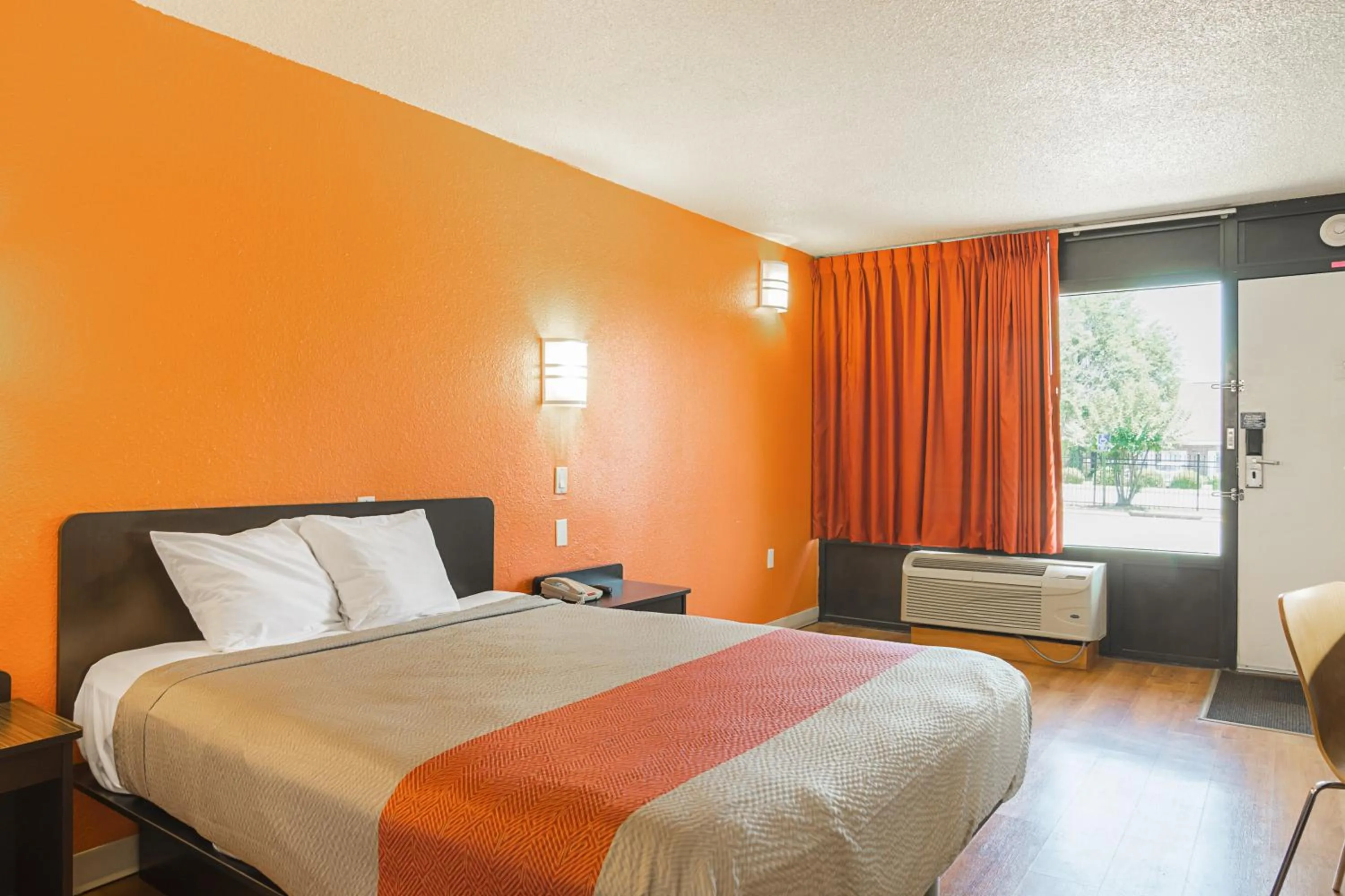 Bedroom, Bed in Motel 6-Little Rock, AR - West