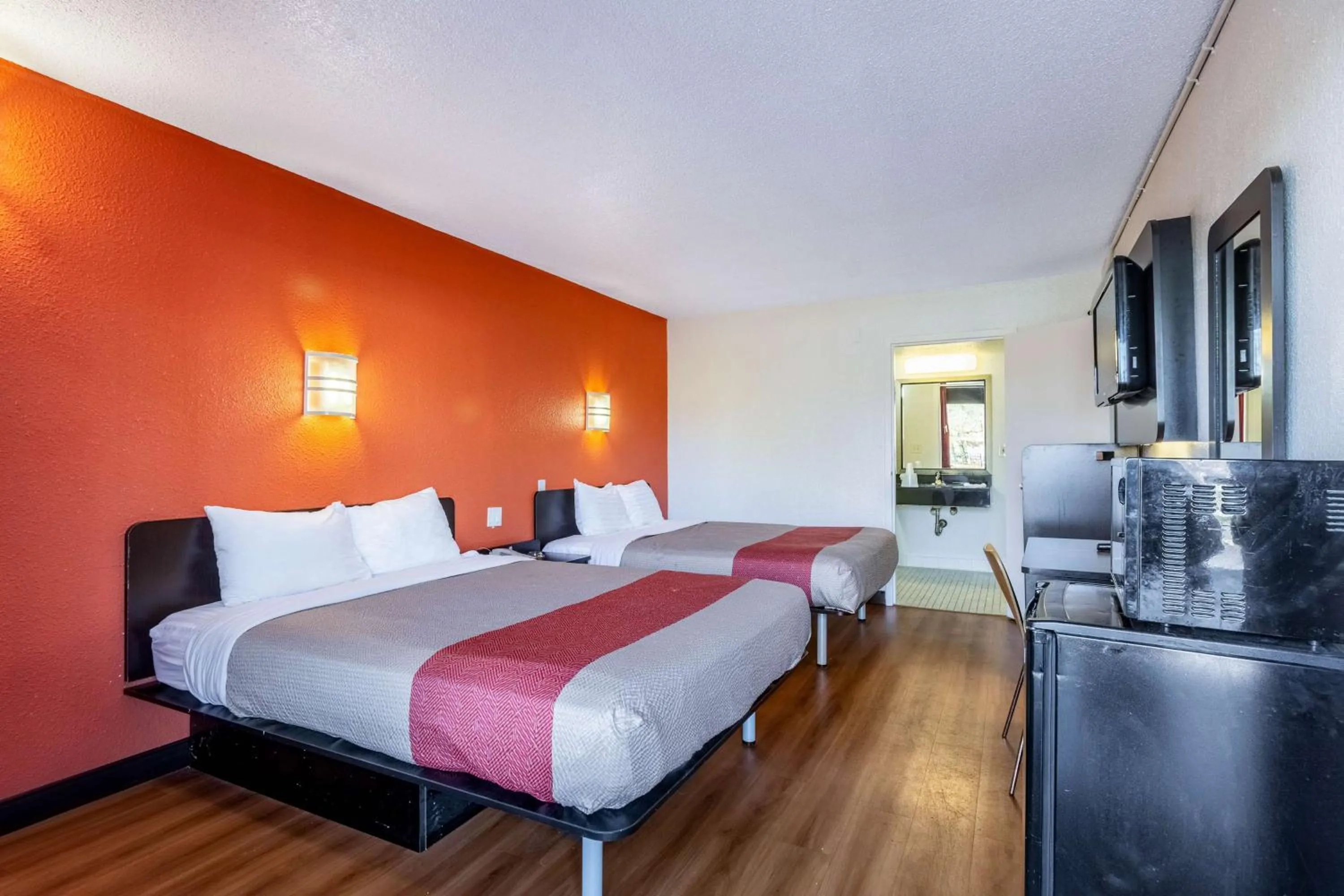 TV and multimedia, Bed in Motel 6-Little Rock, AR - West