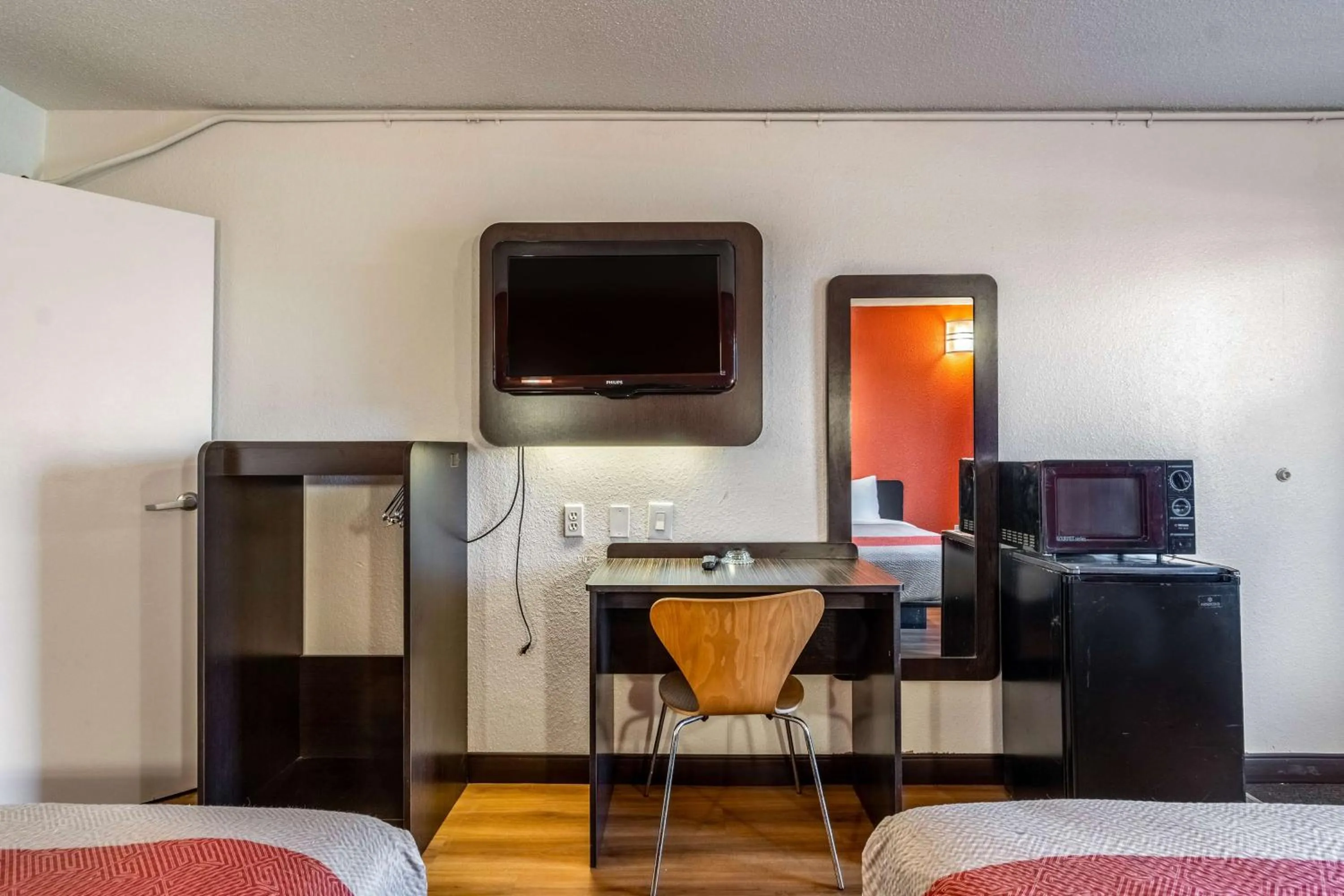 TV and multimedia, Bed in Motel 6-Little Rock, AR - West