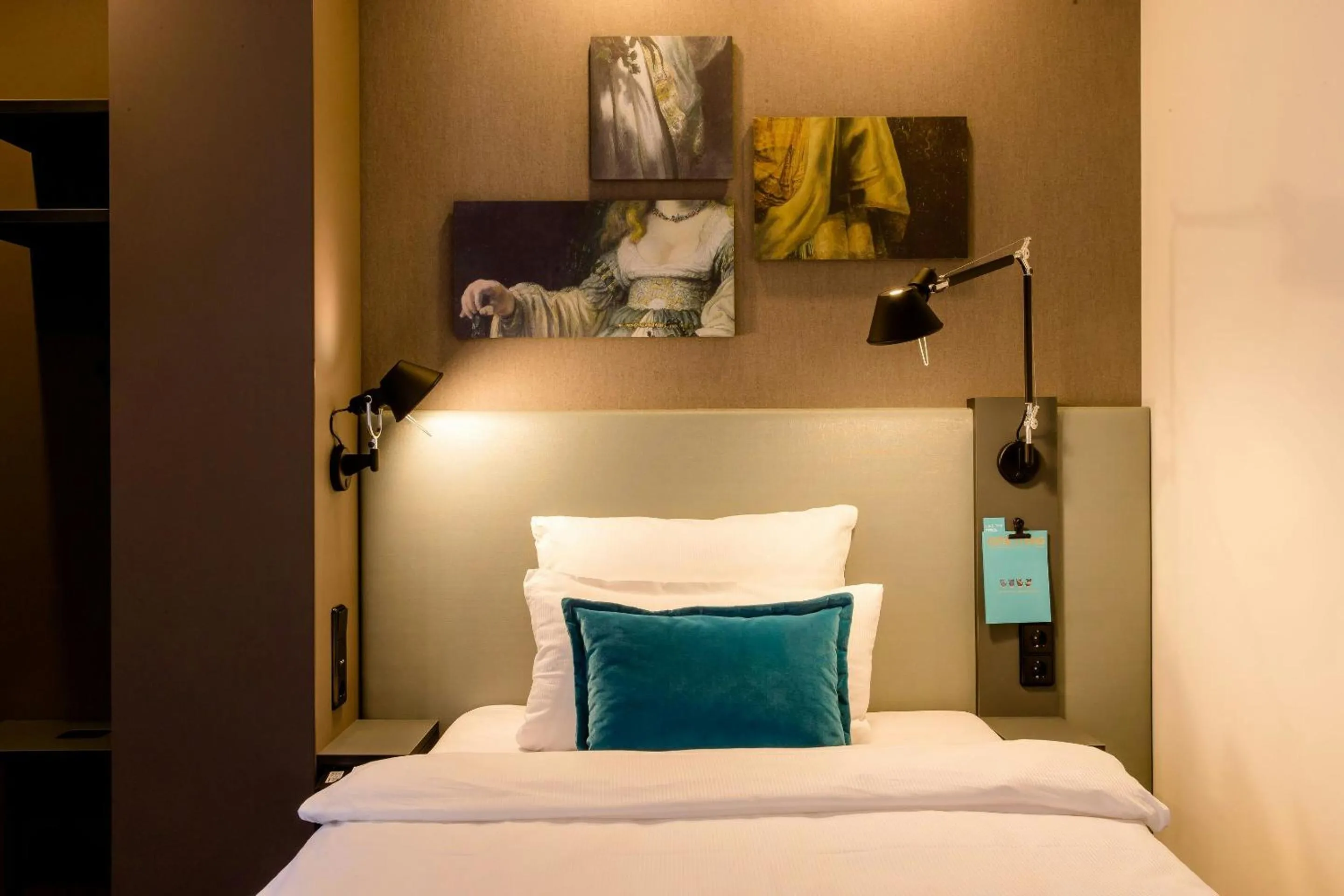 Facility for disabled guests, Bed in Motel One Amsterdam-Waterlooplein
