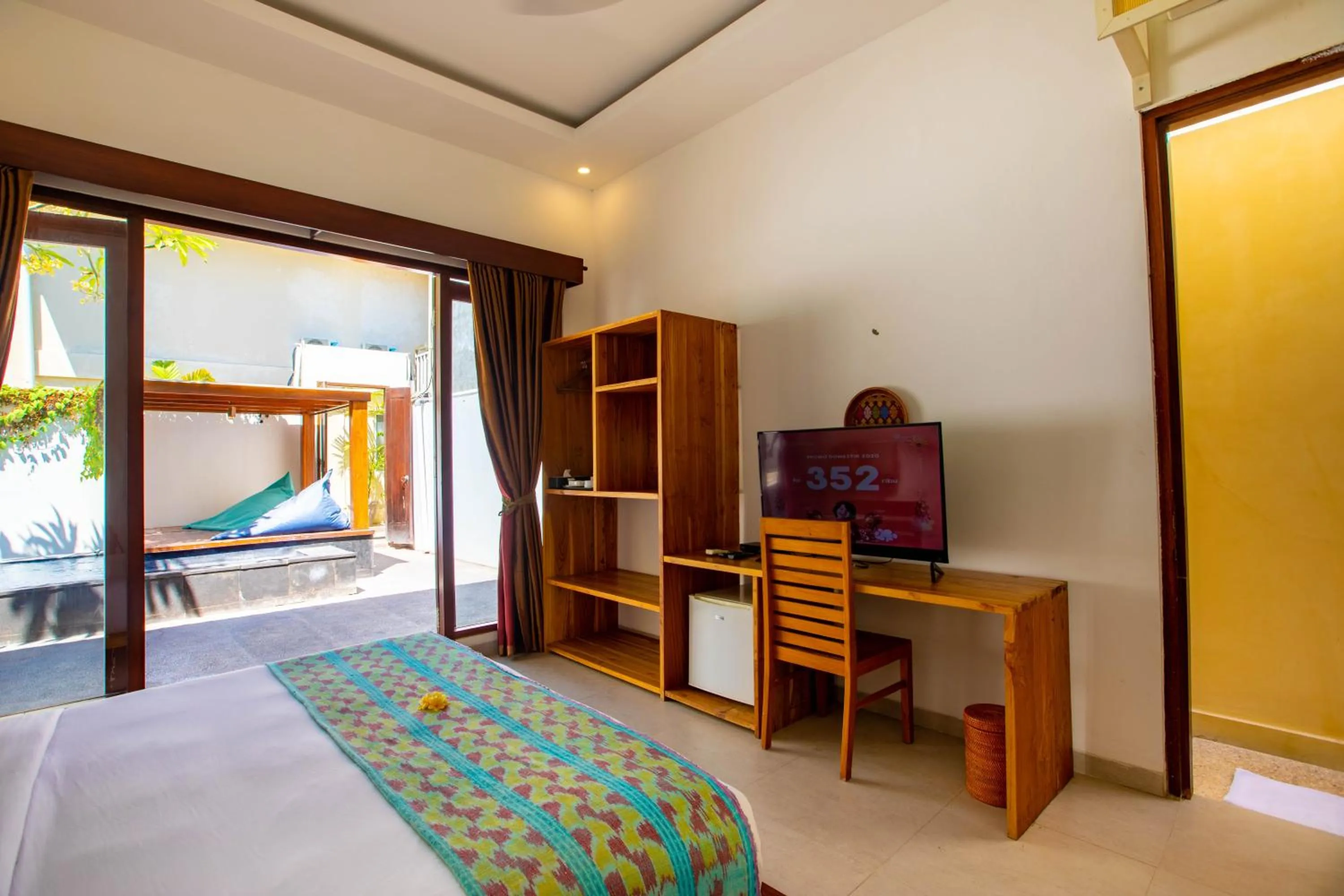 TV and multimedia, Bed in Gili Sands Hotel & Bar
