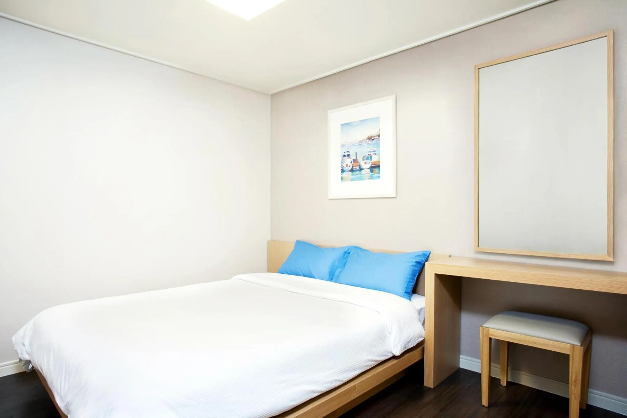 Photo of the whole room, Bed in Hanwha Resort Haeundae