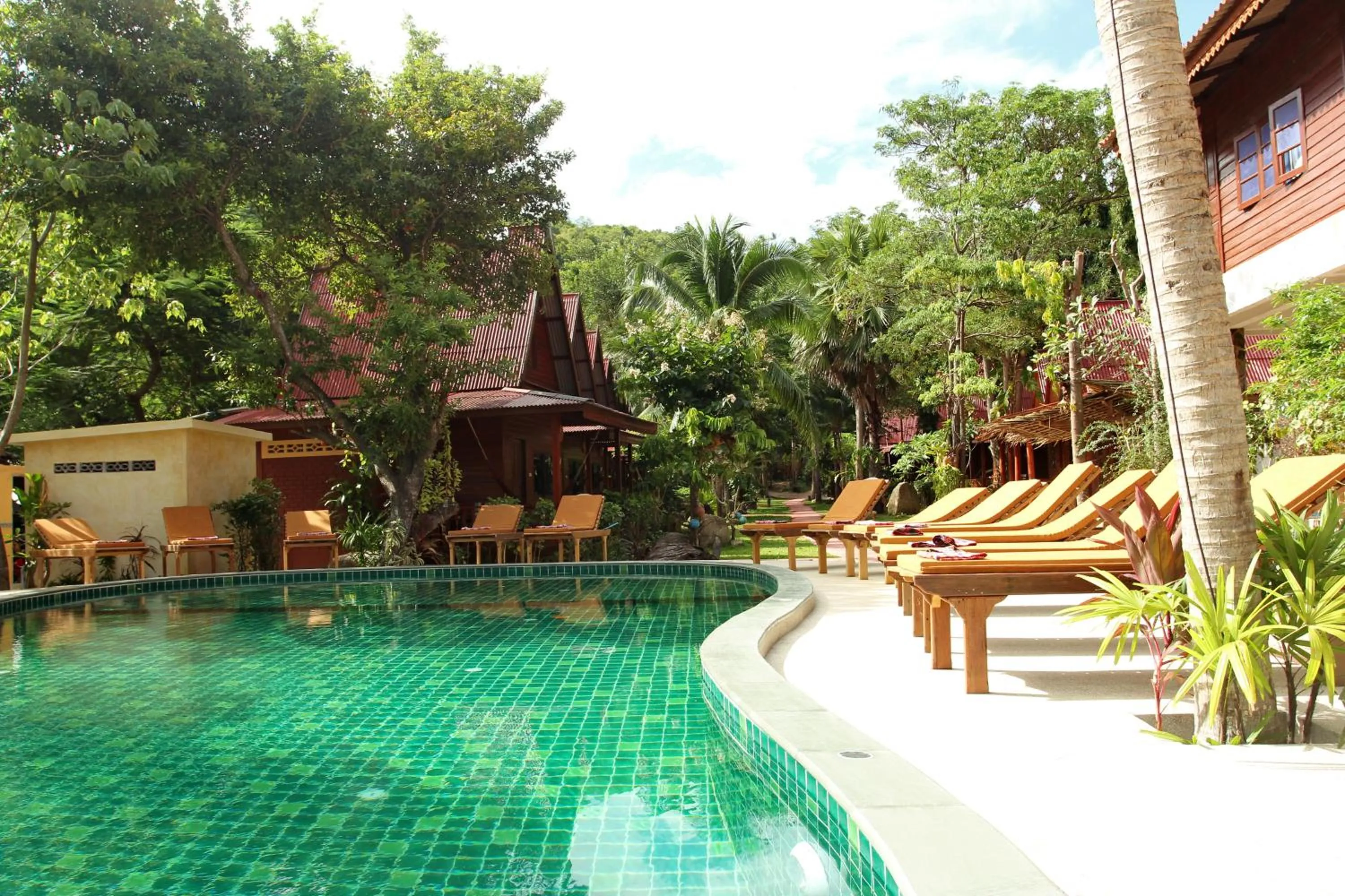 Swimming pool in Longtail Beach Resort