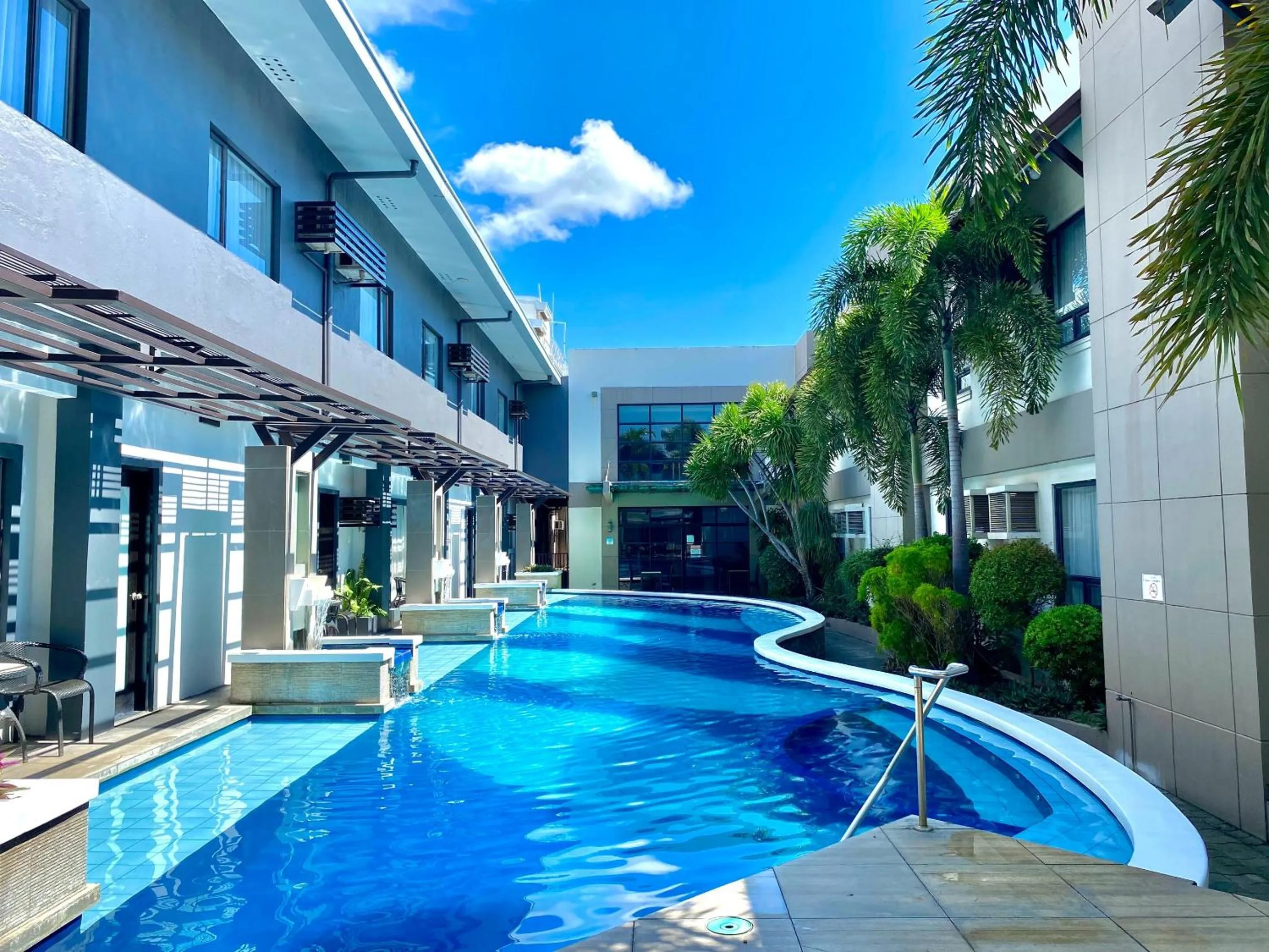 Swimming pool in Circle Inn Hotel and Suites Bacolod