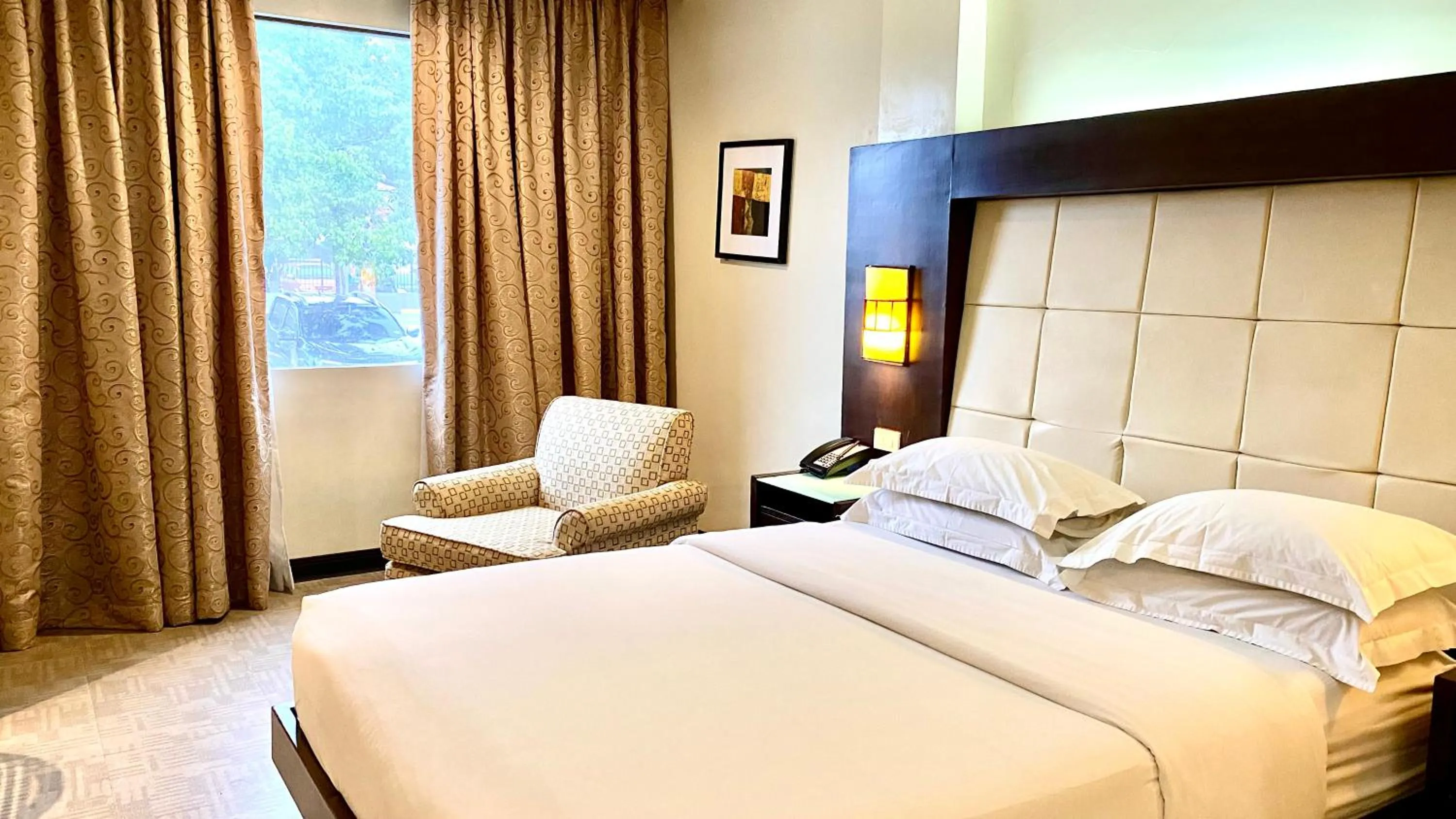 Bed in Circle Inn Hotel and Suites Bacolod
