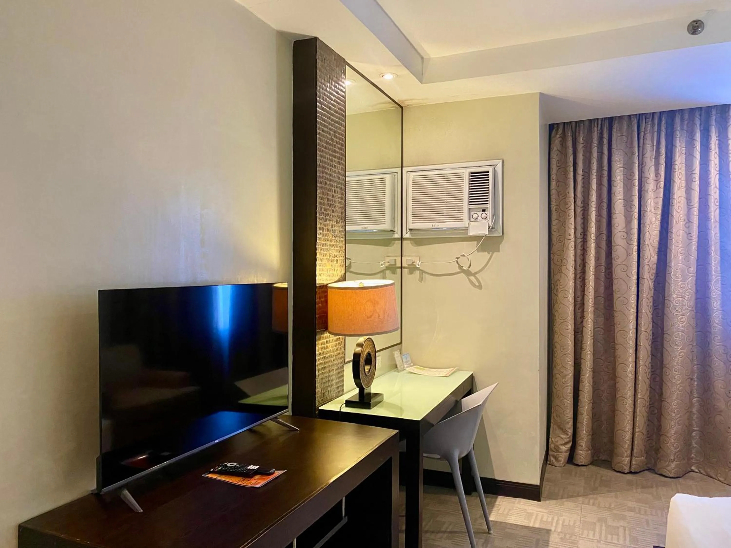 TV and multimedia in Circle Inn Hotel and Suites Bacolod
