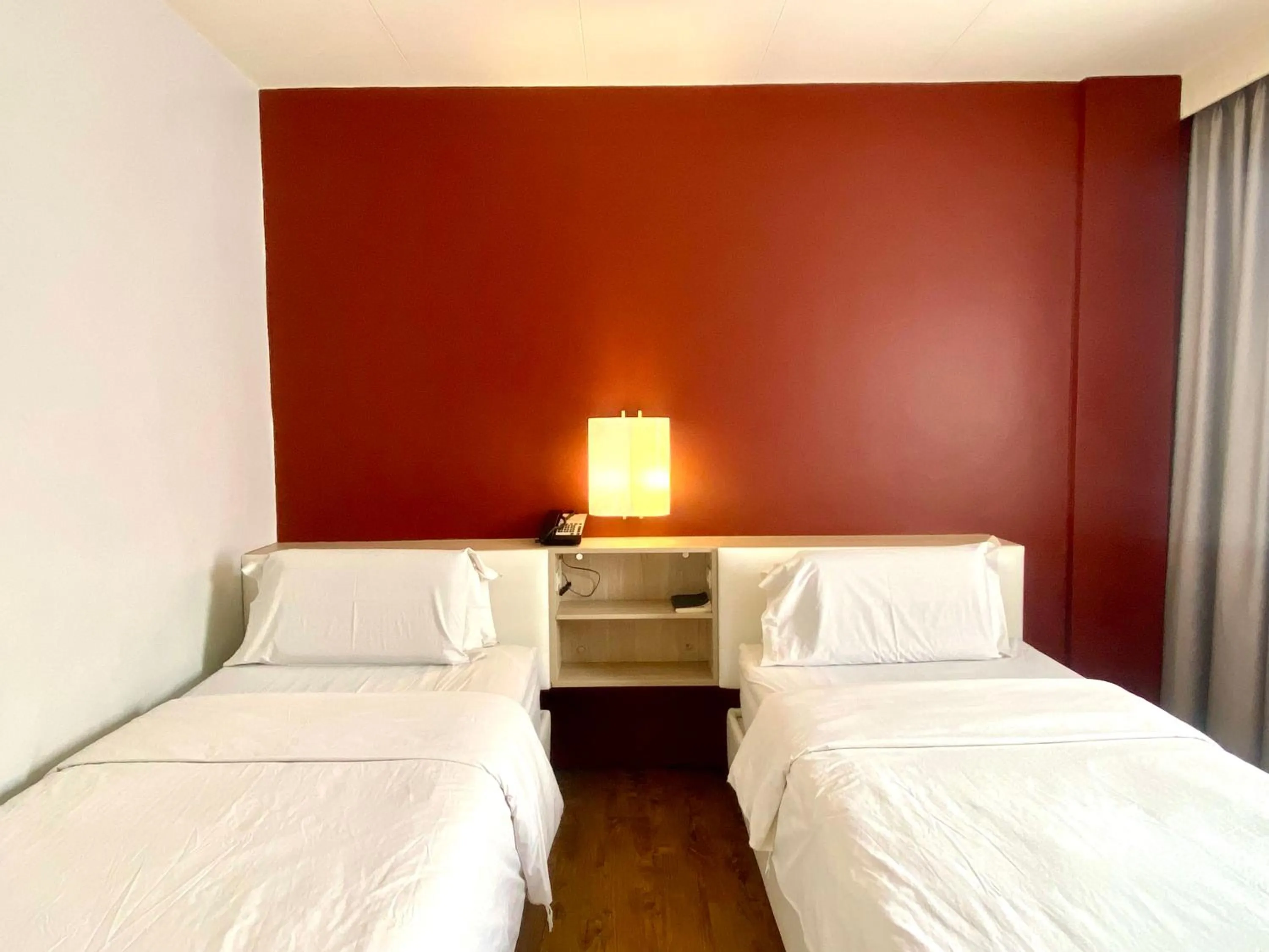 Bed in Circle Inn Hotel and Suites Bacolod