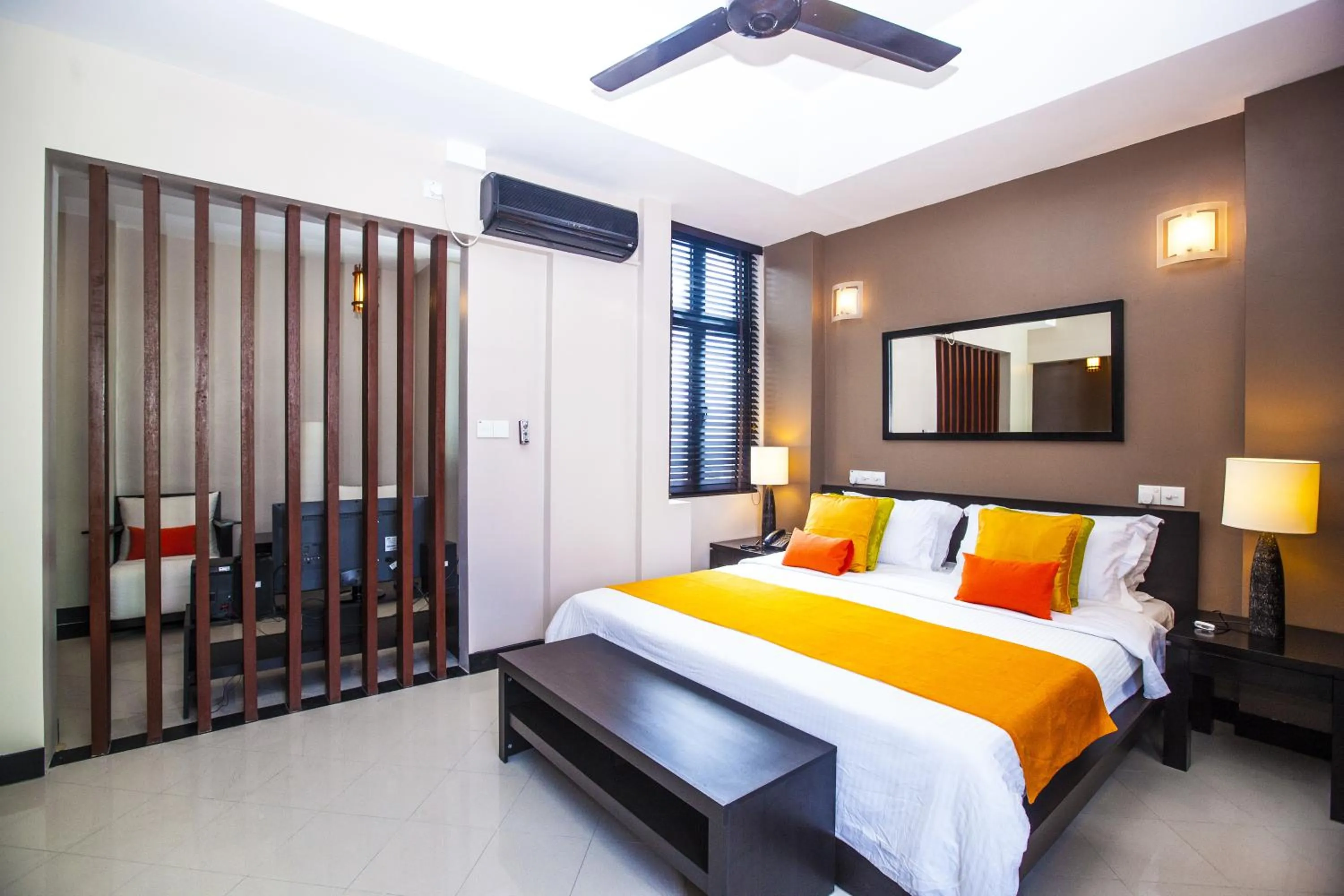 Photo of the whole room, Bed in The Beehive