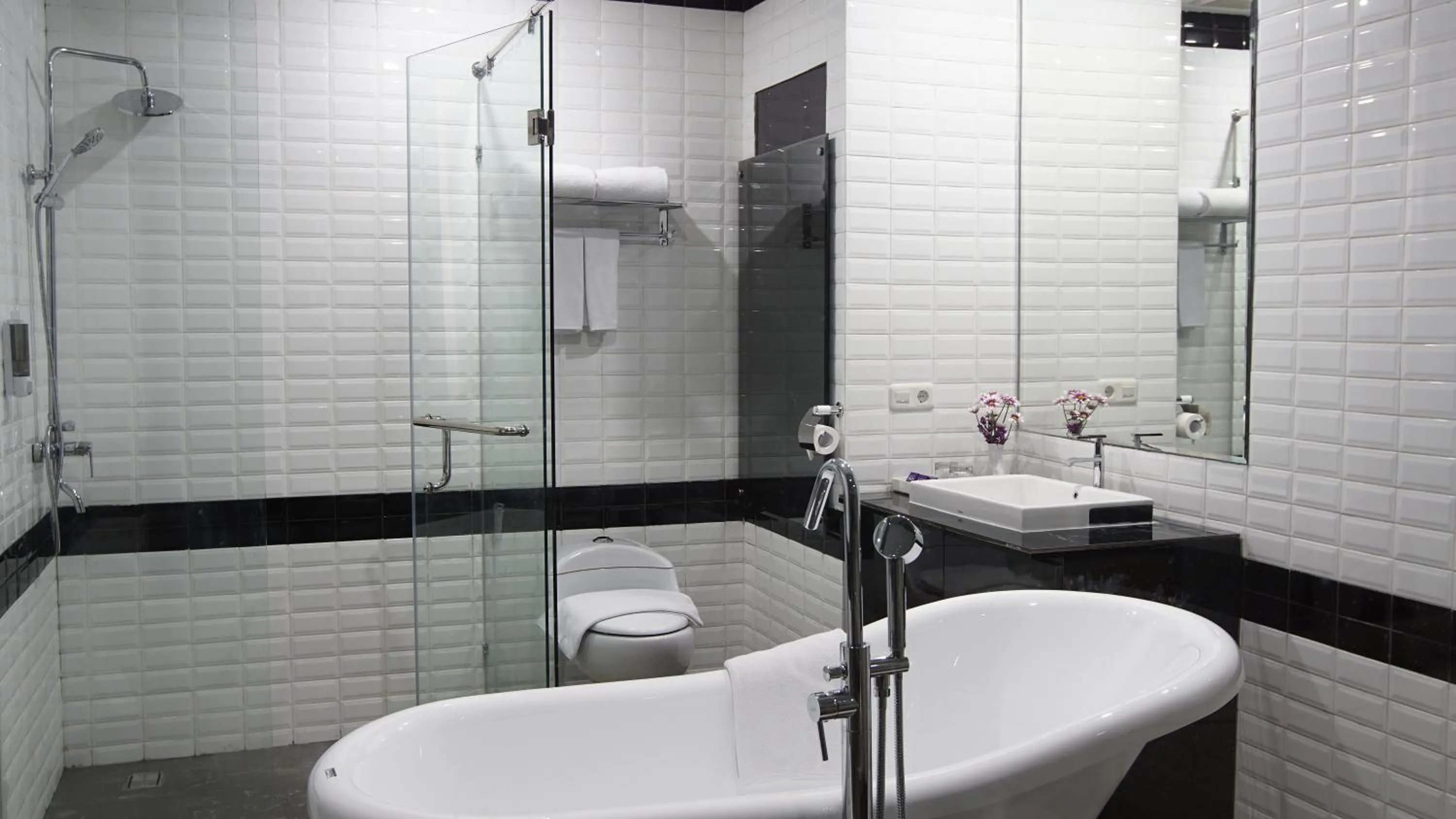 Bathroom in Horison Inn Alaska