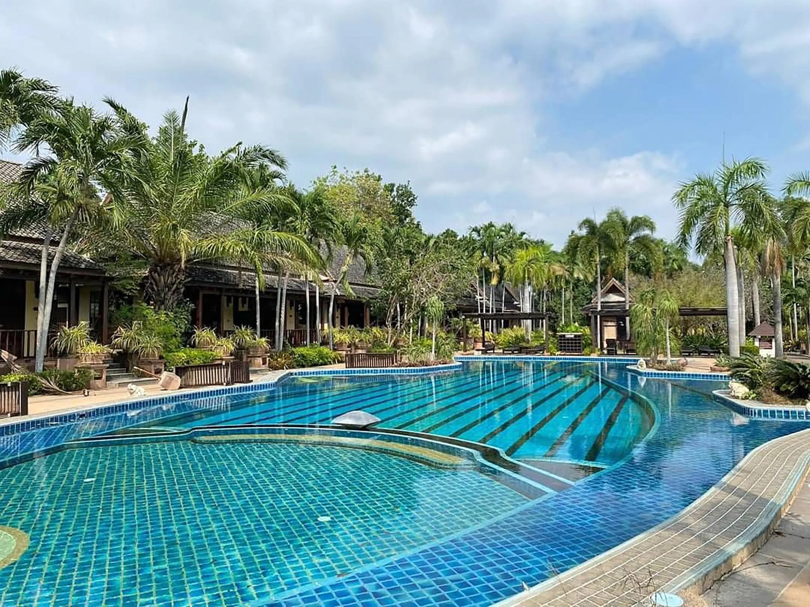 Swimming pool in Botany Beach Resort Pattaya
