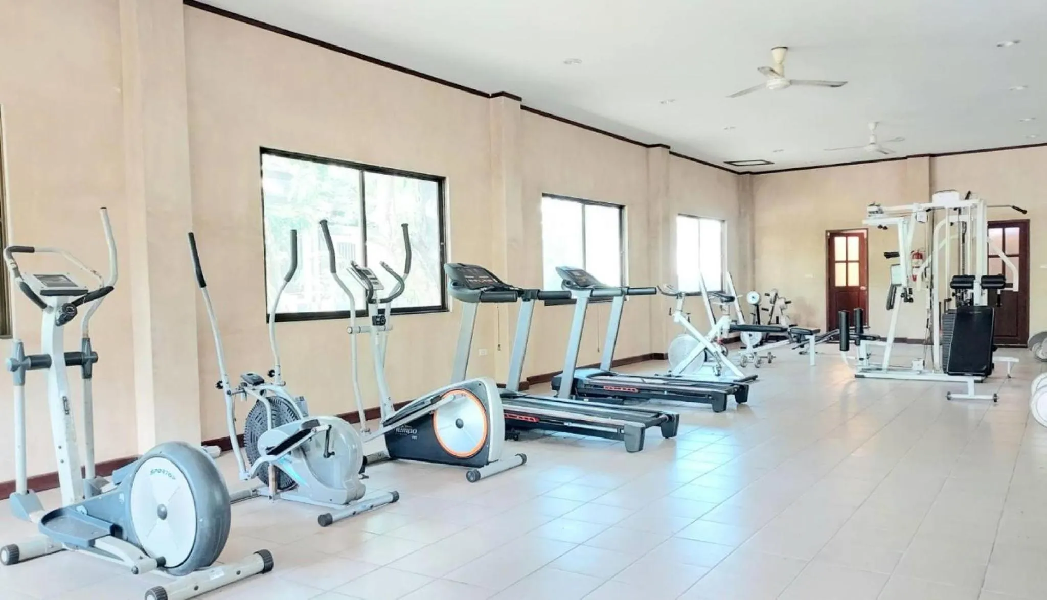 Fitness centre/facilities in Botany Beach Resort Pattaya