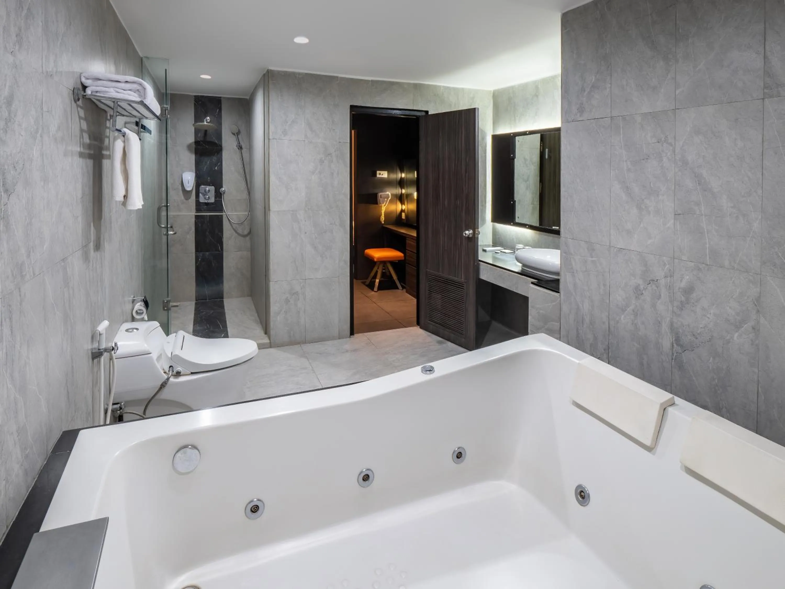 Bath in Swiss-Belinn Medan